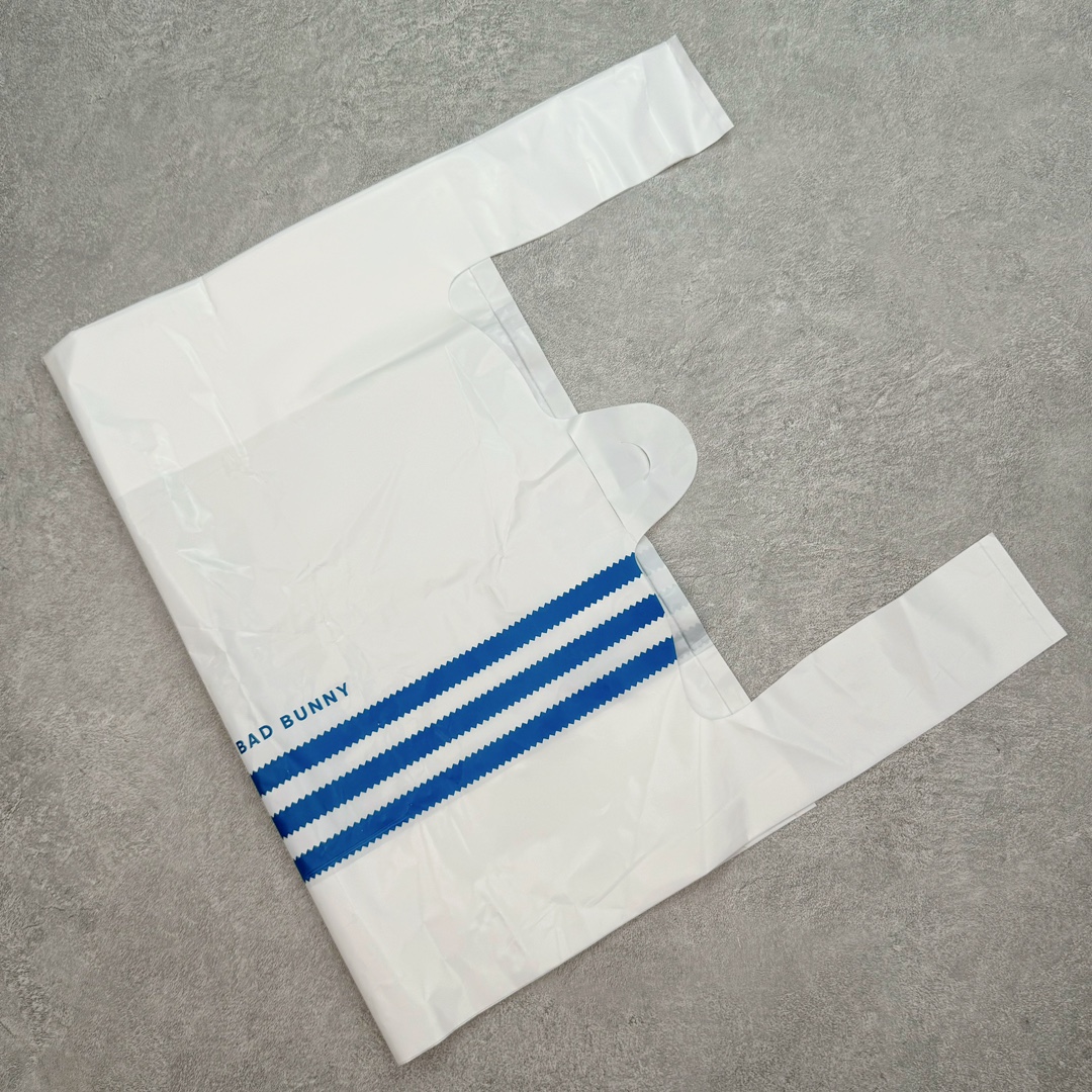 图片[11]-＃HP纯原 坏痞兔Bad Bunny x AD Gazelle Indoor Trainers \\\”Benito\\\”羚羊内训系列低帮复古百搭休闲运动德训风板鞋“联名白黑变形鞋头”IF9735 Bad Bunny本人在杂志拍摄时率先上脚带一波节奏，emm，手上拿的杂志封面还是Kylie，看来前女友和布克重新约会，这位哥也还是没放下啊…回到鞋款本身，整体选择了简约的黑白皮革搭配浅灰色长绒麂皮材质，最后以半透明生胶大底收尾，质感在线。不同于以往联名的调色盘操作，Bad Bunny对Gazelle indoor进行了加宽加厚处理，以及鞋头变形的设计，带来全新的歪头面包鞋型Gazelle。此外，鞋款标签直接呈现在后跟处，鞋侧adidas标识下方还加入了\\\”benito\\\”字样，辨识度拉满。 尺码：35 36 36⅔ 37⅓ 38 38⅔ 39⅓ 40 40⅔ 41⅓ 42 42⅔ 43⅓ 44 44⅔ 45-选品中心