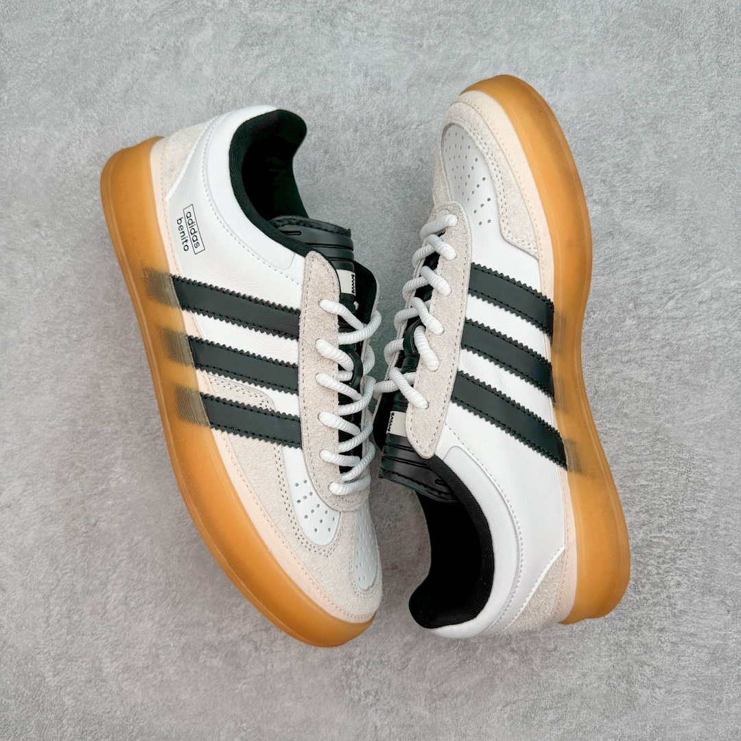 图片[3]-＃HP纯原 坏痞兔Bad Bunny x AD Gazelle Indoor Trainers \\\”Benito\\\”羚羊内训系列低帮复古百搭休闲运动德训风板鞋“联名白黑变形鞋头”IF9735 Bad Bunny本人在杂志拍摄时率先上脚带一波节奏，emm，手上拿的杂志封面还是Kylie，看来前女友和布克重新约会，这位哥也还是没放下啊…回到鞋款本身，整体选择了简约的黑白皮革搭配浅灰色长绒麂皮材质，最后以半透明生胶大底收尾，质感在线。不同于以往联名的调色盘操作，Bad Bunny对Gazelle indoor进行了加宽加厚处理，以及鞋头变形的设计，带来全新的歪头面包鞋型Gazelle。此外，鞋款标签直接呈现在后跟处，鞋侧adidas标识下方还加入了\\\”benito\\\”字样，辨识度拉满。 尺码：35 36 36⅔ 37⅓ 38 38⅔ 39⅓ 40 40⅔ 41⅓ 42 42⅔ 43⅓ 44 44⅔ 45-选品中心
