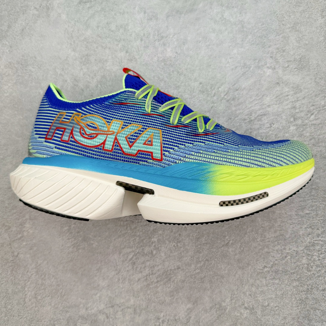 Hoka One One Cielo X 1 Low 天空X1代系列低帮厚底轻量休闲运动慢跑鞋 无论某家鞋厂新品一旦发售，在这之前都会会迎来多方面宣传推荐，近期HOKA推出了一款针对于精英跑者穿着的竞速跑鞋CIELO X1，却反其道而行之发起了跑者劝退挑战。何言劝退？简单来说，就是你没有一定的跑步能力与它适配，不要穿它！HOKA称 CIELO X1 是迄今为止路跑产品矩阵中能量反馈“最”强的新一代竞速跑鞋，以厚底缓震为制鞋核心，致力于助推精英跑者不断超越迈向速度巅峰，HOKA希望跑者能够安全开跑，跑得更稳、更远、更长久。HOKA CIELO X1 的命名来源，Cielo 在西班牙语中意为“天空”，X指的是带有碳纤维板的鞋子，你可以这么理解：这是一款能够带你快到飞起的竞速碳板跑鞋。外观整合HOKA 顶尖碳板技术、中底泡棉科技和几何学，设计符合自然步态的不对称鞋面和鞋底结构，专为精英跑者打造。以工程针织鞋面为基底，炫彩织纹和亮面薄膜更显未来科技感；不对称针织鞋舌设计搭配双空穿带设计的再生聚酯鞋带，可更好包裹双脚，穿脱更能一体化。后跟内侧设置加厚泡棉，整体楦型包覆贴合，不用担心磨脚后跟的问题同时也能更好地强化足跟杯稳定度。中底使用双层超临界PEBA泡棉，脚感更显软弹，内嵌HOKA全新翼状碳纤维板，让跑者在奔跑的同时就像踩在棉花一般柔软但因为强劲碳板的作用又能很快的跳起来，实现高效的动能回收。尺码：36 36.5 37.5 38 38.5 39 40 40.5 41 42 42.5 43 44 44.5 45-选品中心