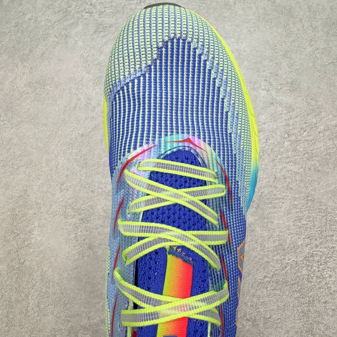 图片[4]-Hoka One One Cielo X 1 Low 天空X1代系列低帮厚底轻量休闲运动慢跑鞋 无论某家鞋厂新品一旦发售，在这之前都会会迎来多方面宣传推荐，近期HOKA推出了一款针对于精英跑者穿着的竞速跑鞋CIELO X1，却反其道而行之发起了跑者劝退挑战。何言劝退？简单来说，就是你没有一定的跑步能力与它适配，不要穿它！HOKA称 CIELO X1 是迄今为止路跑产品矩阵中能量反馈“最”强的新一代竞速跑鞋，以厚底缓震为制鞋核心，致力于助推精英跑者不断超越迈向速度巅峰，HOKA希望跑者能够安全开跑，跑得更稳、更远、更长久。HOKA CIELO X1 的命名来源，Cielo 在西班牙语中意为“天空”，X指的是带有碳纤维板的鞋子，你可以这么理解：这是一款能够带你快到飞起的竞速碳板跑鞋。外观整合HOKA 顶尖碳板技术、中底泡棉科技和几何学，设计符合自然步态的不对称鞋面和鞋底结构，专为精英跑者打造。以工程针织鞋面为基底，炫彩织纹和亮面薄膜更显未来科技感；不对称针织鞋舌设计搭配双空穿带设计的再生聚酯鞋带，可更好包裹双脚，穿脱更能一体化。后跟内侧设置加厚泡棉，整体楦型包覆贴合，不用担心磨脚后跟的问题同时也能更好地强化足跟杯稳定度。中底使用双层超临界PEBA泡棉，脚感更显软弹，内嵌HOKA全新翼状碳纤维板，让跑者在奔跑的同时就像踩在棉花一般柔软但因为强劲碳板的作用又能很快的跳起来，实现高效的动能回收。尺码：36 36.5 37.5 38 38.5 39 40 40.5 41 42 42.5 43 44 44.5 45-选品中心