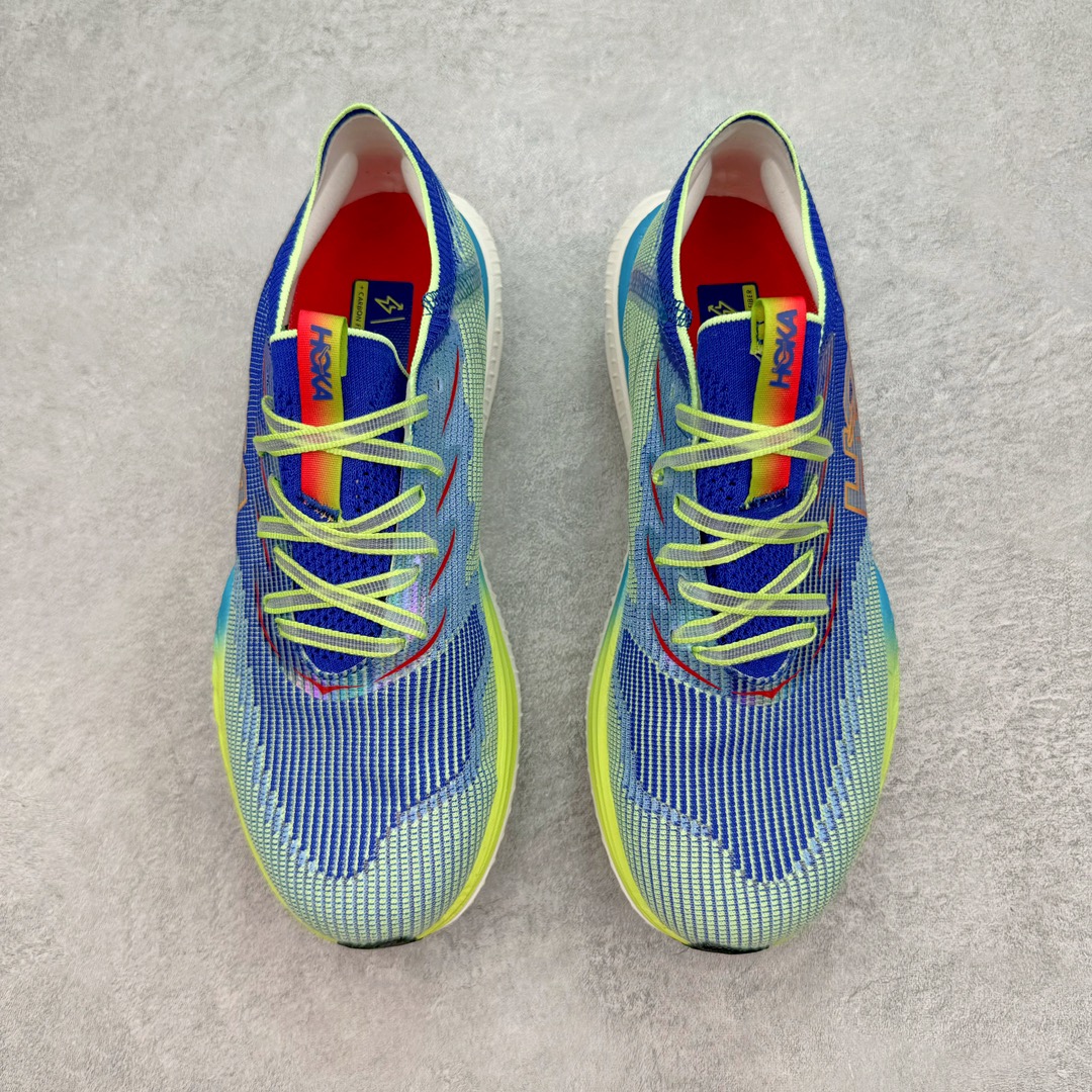 图片[2]-Hoka One One Cielo X 1 Low 天空X1代系列低帮厚底轻量休闲运动慢跑鞋 无论某家鞋厂新品一旦发售，在这之前都会会迎来多方面宣传推荐，近期HOKA推出了一款针对于精英跑者穿着的竞速跑鞋CIELO X1，却反其道而行之发起了跑者劝退挑战。何言劝退？简单来说，就是你没有一定的跑步能力与它适配，不要穿它！HOKA称 CIELO X1 是迄今为止路跑产品矩阵中能量反馈“最”强的新一代竞速跑鞋，以厚底缓震为制鞋核心，致力于助推精英跑者不断超越迈向速度巅峰，HOKA希望跑者能够安全开跑，跑得更稳、更远、更长久。HOKA CIELO X1 的命名来源，Cielo 在西班牙语中意为“天空”，X指的是带有碳纤维板的鞋子，你可以这么理解：这是一款能够带你快到飞起的竞速碳板跑鞋。外观整合HOKA 顶尖碳板技术、中底泡棉科技和几何学，设计符合自然步态的不对称鞋面和鞋底结构，专为精英跑者打造。以工程针织鞋面为基底，炫彩织纹和亮面薄膜更显未来科技感；不对称针织鞋舌设计搭配双空穿带设计的再生聚酯鞋带，可更好包裹双脚，穿脱更能一体化。后跟内侧设置加厚泡棉，整体楦型包覆贴合，不用担心磨脚后跟的问题同时也能更好地强化足跟杯稳定度。中底使用双层超临界PEBA泡棉，脚感更显软弹，内嵌HOKA全新翼状碳纤维板，让跑者在奔跑的同时就像踩在棉花一般柔软但因为强劲碳板的作用又能很快的跳起来，实现高效的动能回收。尺码：36 36.5 37.5 38 38.5 39 40 40.5 41 42 42.5 43 44 44.5 45-选品中心