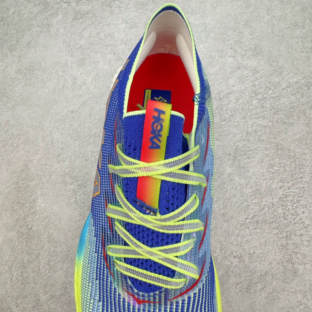 图片[5]-Hoka One One Cielo X 1 Low 天空X1代系列低帮厚底轻量休闲运动慢跑鞋 无论某家鞋厂新品一旦发售，在这之前都会会迎来多方面宣传推荐，近期HOKA推出了一款针对于精英跑者穿着的竞速跑鞋CIELO X1，却反其道而行之发起了跑者劝退挑战。何言劝退？简单来说，就是你没有一定的跑步能力与它适配，不要穿它！HOKA称 CIELO X1 是迄今为止路跑产品矩阵中能量反馈“最”强的新一代竞速跑鞋，以厚底缓震为制鞋核心，致力于助推精英跑者不断超越迈向速度巅峰，HOKA希望跑者能够安全开跑，跑得更稳、更远、更长久。HOKA CIELO X1 的命名来源，Cielo 在西班牙语中意为“天空”，X指的是带有碳纤维板的鞋子，你可以这么理解：这是一款能够带你快到飞起的竞速碳板跑鞋。外观整合HOKA 顶尖碳板技术、中底泡棉科技和几何学，设计符合自然步态的不对称鞋面和鞋底结构，专为精英跑者打造。以工程针织鞋面为基底，炫彩织纹和亮面薄膜更显未来科技感；不对称针织鞋舌设计搭配双空穿带设计的再生聚酯鞋带，可更好包裹双脚，穿脱更能一体化。后跟内侧设置加厚泡棉，整体楦型包覆贴合，不用担心磨脚后跟的问题同时也能更好地强化足跟杯稳定度。中底使用双层超临界PEBA泡棉，脚感更显软弹，内嵌HOKA全新翼状碳纤维板，让跑者在奔跑的同时就像踩在棉花一般柔软但因为强劲碳板的作用又能很快的跳起来，实现高效的动能回收。尺码：36 36.5 37.5 38 38.5 39 40 40.5 41 42 42.5 43 44 44.5 45-选品中心