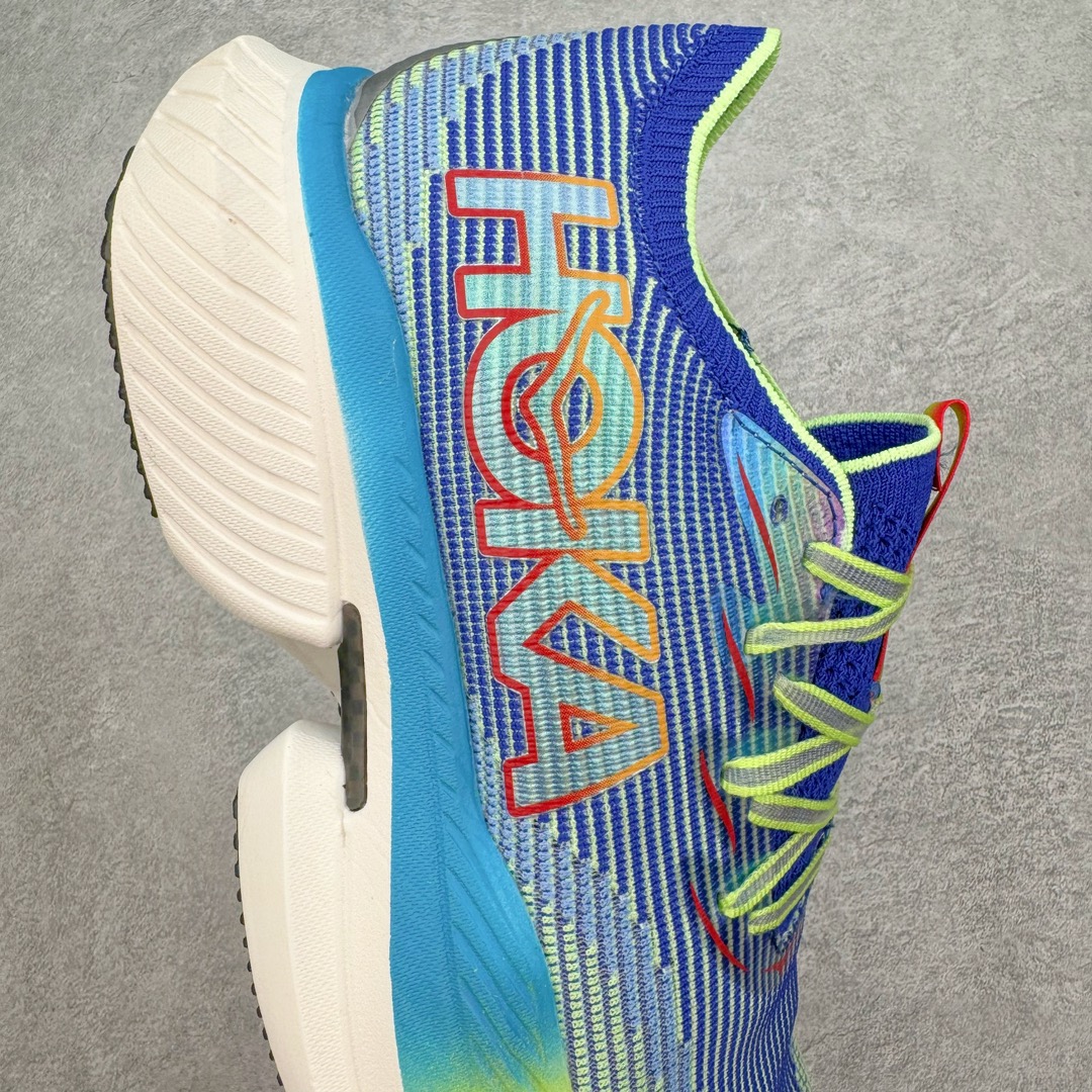 图片[6]-Hoka One One Cielo X 1 Low 天空X1代系列低帮厚底轻量休闲运动慢跑鞋 无论某家鞋厂新品一旦发售，在这之前都会会迎来多方面宣传推荐，近期HOKA推出了一款针对于精英跑者穿着的竞速跑鞋CIELO X1，却反其道而行之发起了跑者劝退挑战。何言劝退？简单来说，就是你没有一定的跑步能力与它适配，不要穿它！HOKA称 CIELO X1 是迄今为止路跑产品矩阵中能量反馈“最”强的新一代竞速跑鞋，以厚底缓震为制鞋核心，致力于助推精英跑者不断超越迈向速度巅峰，HOKA希望跑者能够安全开跑，跑得更稳、更远、更长久。HOKA CIELO X1 的命名来源，Cielo 在西班牙语中意为“天空”，X指的是带有碳纤维板的鞋子，你可以这么理解：这是一款能够带你快到飞起的竞速碳板跑鞋。外观整合HOKA 顶尖碳板技术、中底泡棉科技和几何学，设计符合自然步态的不对称鞋面和鞋底结构，专为精英跑者打造。以工程针织鞋面为基底，炫彩织纹和亮面薄膜更显未来科技感；不对称针织鞋舌设计搭配双空穿带设计的再生聚酯鞋带，可更好包裹双脚，穿脱更能一体化。后跟内侧设置加厚泡棉，整体楦型包覆贴合，不用担心磨脚后跟的问题同时也能更好地强化足跟杯稳定度。中底使用双层超临界PEBA泡棉，脚感更显软弹，内嵌HOKA全新翼状碳纤维板，让跑者在奔跑的同时就像踩在棉花一般柔软但因为强劲碳板的作用又能很快的跳起来，实现高效的动能回收。尺码：36 36.5 37.5 38 38.5 39 40 40.5 41 42 42.5 43 44 44.5 45-选品中心