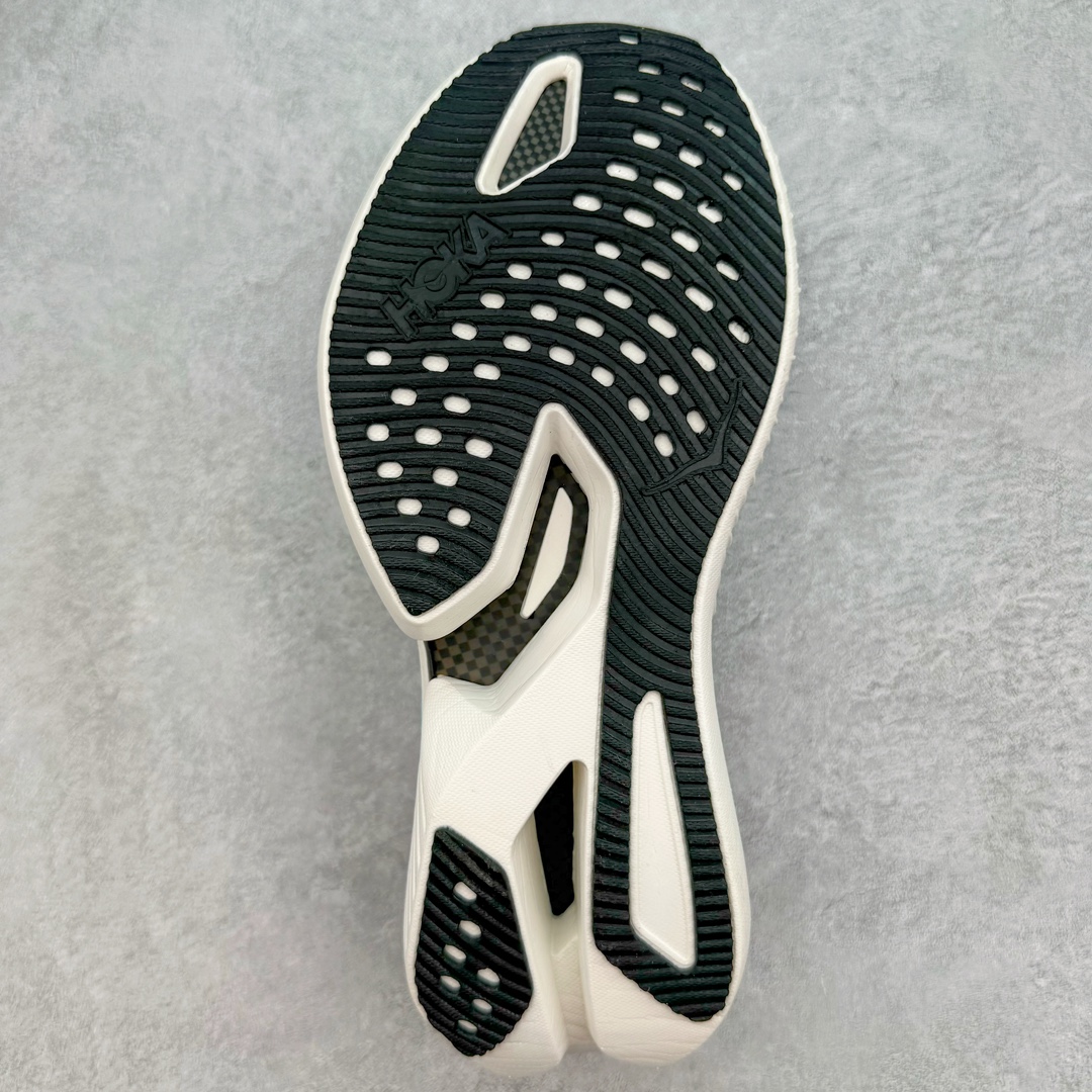 图片[9]-Hoka One One Cielo X 1 Low 天空X1代系列低帮厚底轻量休闲运动慢跑鞋 无论某家鞋厂新品一旦发售，在这之前都会会迎来多方面宣传推荐，近期HOKA推出了一款针对于精英跑者穿着的竞速跑鞋CIELO X1，却反其道而行之发起了跑者劝退挑战。何言劝退？简单来说，就是你没有一定的跑步能力与它适配，不要穿它！HOKA称 CIELO X1 是迄今为止路跑产品矩阵中能量反馈“最”强的新一代竞速跑鞋，以厚底缓震为制鞋核心，致力于助推精英跑者不断超越迈向速度巅峰，HOKA希望跑者能够安全开跑，跑得更稳、更远、更长久。HOKA CIELO X1 的命名来源，Cielo 在西班牙语中意为“天空”，X指的是带有碳纤维板的鞋子，你可以这么理解：这是一款能够带你快到飞起的竞速碳板跑鞋。外观整合HOKA 顶尖碳板技术、中底泡棉科技和几何学，设计符合自然步态的不对称鞋面和鞋底结构，专为精英跑者打造。以工程针织鞋面为基底，炫彩织纹和亮面薄膜更显未来科技感；不对称针织鞋舌设计搭配双空穿带设计的再生聚酯鞋带，可更好包裹双脚，穿脱更能一体化。后跟内侧设置加厚泡棉，整体楦型包覆贴合，不用担心磨脚后跟的问题同时也能更好地强化足跟杯稳定度。中底使用双层超临界PEBA泡棉，脚感更显软弹，内嵌HOKA全新翼状碳纤维板，让跑者在奔跑的同时就像踩在棉花一般柔软但因为强劲碳板的作用又能很快的跳起来，实现高效的动能回收。尺码：36 36.5 37.5 38 38.5 39 40 40.5 41 42 42.5 43 44 44.5 45-选品中心