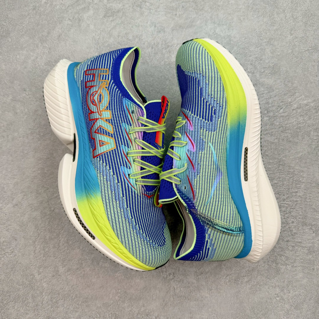 图片[3]-Hoka One One Cielo X 1 Low 天空X1代系列低帮厚底轻量休闲运动慢跑鞋 无论某家鞋厂新品一旦发售，在这之前都会会迎来多方面宣传推荐，近期HOKA推出了一款针对于精英跑者穿着的竞速跑鞋CIELO X1，却反其道而行之发起了跑者劝退挑战。何言劝退？简单来说，就是你没有一定的跑步能力与它适配，不要穿它！HOKA称 CIELO X1 是迄今为止路跑产品矩阵中能量反馈“最”强的新一代竞速跑鞋，以厚底缓震为制鞋核心，致力于助推精英跑者不断超越迈向速度巅峰，HOKA希望跑者能够安全开跑，跑得更稳、更远、更长久。HOKA CIELO X1 的命名来源，Cielo 在西班牙语中意为“天空”，X指的是带有碳纤维板的鞋子，你可以这么理解：这是一款能够带你快到飞起的竞速碳板跑鞋。外观整合HOKA 顶尖碳板技术、中底泡棉科技和几何学，设计符合自然步态的不对称鞋面和鞋底结构，专为精英跑者打造。以工程针织鞋面为基底，炫彩织纹和亮面薄膜更显未来科技感；不对称针织鞋舌设计搭配双空穿带设计的再生聚酯鞋带，可更好包裹双脚，穿脱更能一体化。后跟内侧设置加厚泡棉，整体楦型包覆贴合，不用担心磨脚后跟的问题同时也能更好地强化足跟杯稳定度。中底使用双层超临界PEBA泡棉，脚感更显软弹，内嵌HOKA全新翼状碳纤维板，让跑者在奔跑的同时就像踩在棉花一般柔软但因为强劲碳板的作用又能很快的跳起来，实现高效的动能回收。尺码：36 36.5 37.5 38 38.5 39 40 40.5 41 42 42.5 43 44 44.5 45-选品中心