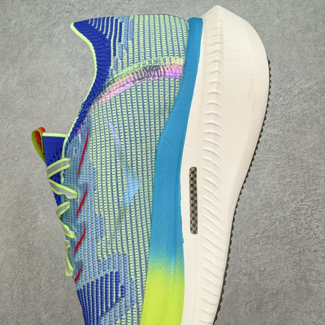 图片[7]-Hoka One One Cielo X 1 Low 天空X1代系列低帮厚底轻量休闲运动慢跑鞋 无论某家鞋厂新品一旦发售，在这之前都会会迎来多方面宣传推荐，近期HOKA推出了一款针对于精英跑者穿着的竞速跑鞋CIELO X1，却反其道而行之发起了跑者劝退挑战。何言劝退？简单来说，就是你没有一定的跑步能力与它适配，不要穿它！HOKA称 CIELO X1 是迄今为止路跑产品矩阵中能量反馈“最”强的新一代竞速跑鞋，以厚底缓震为制鞋核心，致力于助推精英跑者不断超越迈向速度巅峰，HOKA希望跑者能够安全开跑，跑得更稳、更远、更长久。HOKA CIELO X1 的命名来源，Cielo 在西班牙语中意为“天空”，X指的是带有碳纤维板的鞋子，你可以这么理解：这是一款能够带你快到飞起的竞速碳板跑鞋。外观整合HOKA 顶尖碳板技术、中底泡棉科技和几何学，设计符合自然步态的不对称鞋面和鞋底结构，专为精英跑者打造。以工程针织鞋面为基底，炫彩织纹和亮面薄膜更显未来科技感；不对称针织鞋舌设计搭配双空穿带设计的再生聚酯鞋带，可更好包裹双脚，穿脱更能一体化。后跟内侧设置加厚泡棉，整体楦型包覆贴合，不用担心磨脚后跟的问题同时也能更好地强化足跟杯稳定度。中底使用双层超临界PEBA泡棉，脚感更显软弹，内嵌HOKA全新翼状碳纤维板，让跑者在奔跑的同时就像踩在棉花一般柔软但因为强劲碳板的作用又能很快的跳起来，实现高效的动能回收。尺码：36 36.5 37.5 38 38.5 39 40 40.5 41 42 42.5 43 44 44.5 45-选品中心