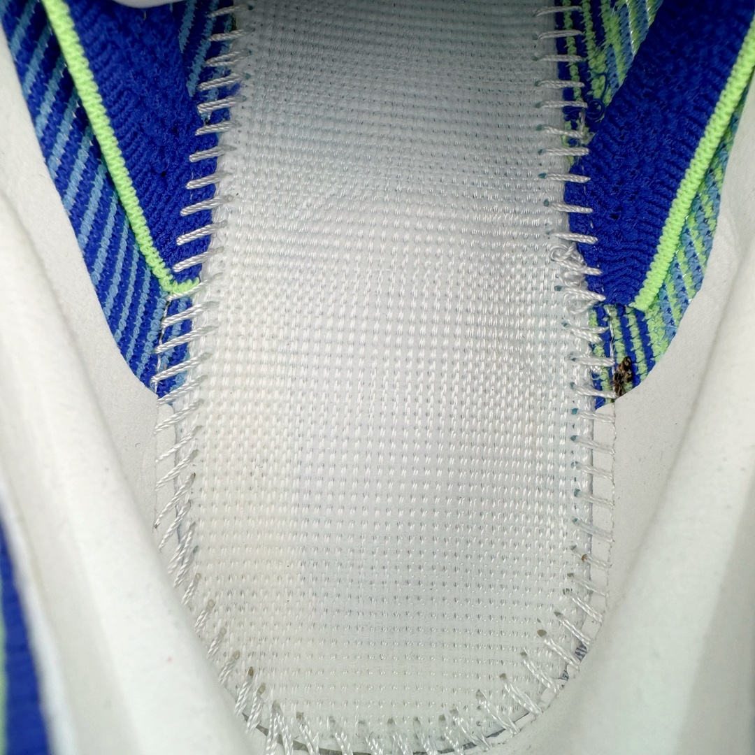 图片[17]-Hoka One One Cielo X 1 Low 天空X1代系列低帮厚底轻量休闲运动慢跑鞋 无论某家鞋厂新品一旦发售，在这之前都会会迎来多方面宣传推荐，近期HOKA推出了一款针对于精英跑者穿着的竞速跑鞋CIELO X1，却反其道而行之发起了跑者劝退挑战。何言劝退？简单来说，就是你没有一定的跑步能力与它适配，不要穿它！HOKA称 CIELO X1 是迄今为止路跑产品矩阵中能量反馈“最”强的新一代竞速跑鞋，以厚底缓震为制鞋核心，致力于助推精英跑者不断超越迈向速度巅峰，HOKA希望跑者能够安全开跑，跑得更稳、更远、更长久。HOKA CIELO X1 的命名来源，Cielo 在西班牙语中意为“天空”，X指的是带有碳纤维板的鞋子，你可以这么理解：这是一款能够带你快到飞起的竞速碳板跑鞋。外观整合HOKA 顶尖碳板技术、中底泡棉科技和几何学，设计符合自然步态的不对称鞋面和鞋底结构，专为精英跑者打造。以工程针织鞋面为基底，炫彩织纹和亮面薄膜更显未来科技感；不对称针织鞋舌设计搭配双空穿带设计的再生聚酯鞋带，可更好包裹双脚，穿脱更能一体化。后跟内侧设置加厚泡棉，整体楦型包覆贴合，不用担心磨脚后跟的问题同时也能更好地强化足跟杯稳定度。中底使用双层超临界PEBA泡棉，脚感更显软弹，内嵌HOKA全新翼状碳纤维板，让跑者在奔跑的同时就像踩在棉花一般柔软但因为强劲碳板的作用又能很快的跳起来，实现高效的动能回收。尺码：36 36.5 37.5 38 38.5 39 40 40.5 41 42 42.5 43 44 44.5 45-选品中心