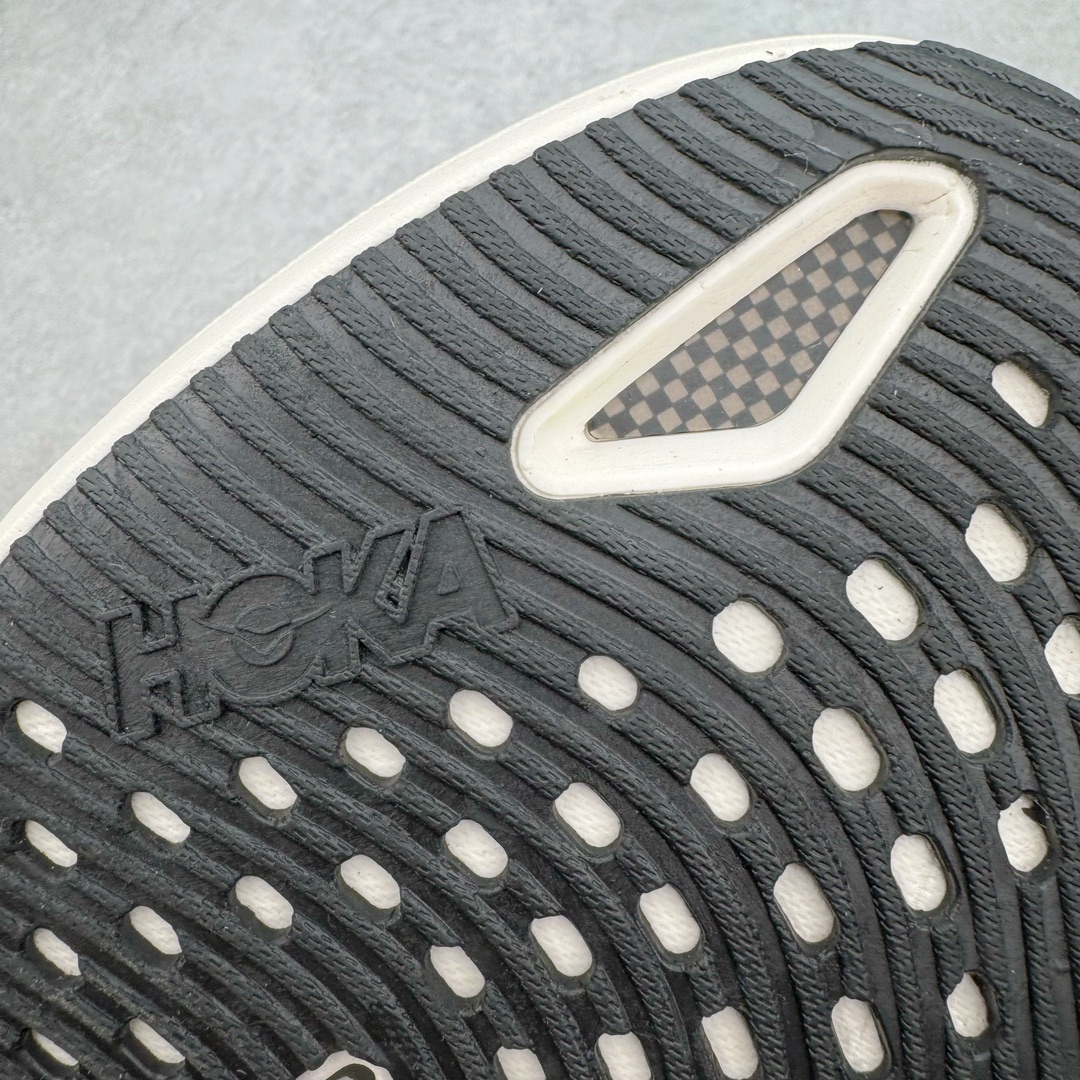 图片[16]-Hoka One One Cielo X 1 Low 天空X1代系列低帮厚底轻量休闲运动慢跑鞋 无论某家鞋厂新品一旦发售，在这之前都会会迎来多方面宣传推荐，近期HOKA推出了一款针对于精英跑者穿着的竞速跑鞋CIELO X1，却反其道而行之发起了跑者劝退挑战。何言劝退？简单来说，就是你没有一定的跑步能力与它适配，不要穿它！HOKA称 CIELO X1 是迄今为止路跑产品矩阵中能量反馈“最”强的新一代竞速跑鞋，以厚底缓震为制鞋核心，致力于助推精英跑者不断超越迈向速度巅峰，HOKA希望跑者能够安全开跑，跑得更稳、更远、更长久。HOKA CIELO X1 的命名来源，Cielo 在西班牙语中意为“天空”，X指的是带有碳纤维板的鞋子，你可以这么理解：这是一款能够带你快到飞起的竞速碳板跑鞋。外观整合HOKA 顶尖碳板技术、中底泡棉科技和几何学，设计符合自然步态的不对称鞋面和鞋底结构，专为精英跑者打造。以工程针织鞋面为基底，炫彩织纹和亮面薄膜更显未来科技感；不对称针织鞋舌设计搭配双空穿带设计的再生聚酯鞋带，可更好包裹双脚，穿脱更能一体化。后跟内侧设置加厚泡棉，整体楦型包覆贴合，不用担心磨脚后跟的问题同时也能更好地强化足跟杯稳定度。中底使用双层超临界PEBA泡棉，脚感更显软弹，内嵌HOKA全新翼状碳纤维板，让跑者在奔跑的同时就像踩在棉花一般柔软但因为强劲碳板的作用又能很快的跳起来，实现高效的动能回收。尺码：36 36.5 37.5 38 38.5 39 40 40.5 41 42 42.5 43 44 44.5 45-选品中心