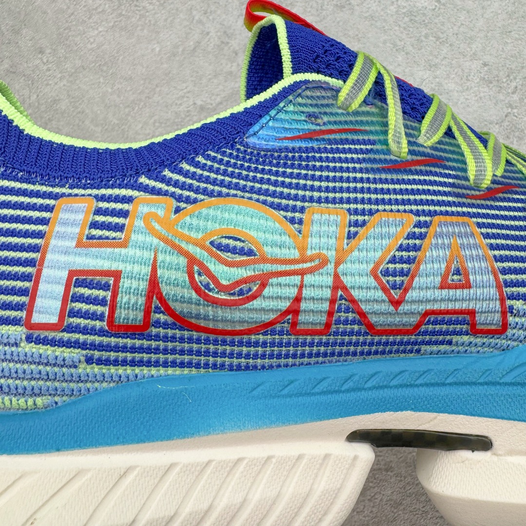 图片[14]-Hoka One One Cielo X 1 Low 天空X1代系列低帮厚底轻量休闲运动慢跑鞋 无论某家鞋厂新品一旦发售，在这之前都会会迎来多方面宣传推荐，近期HOKA推出了一款针对于精英跑者穿着的竞速跑鞋CIELO X1，却反其道而行之发起了跑者劝退挑战。何言劝退？简单来说，就是你没有一定的跑步能力与它适配，不要穿它！HOKA称 CIELO X1 是迄今为止路跑产品矩阵中能量反馈“最”强的新一代竞速跑鞋，以厚底缓震为制鞋核心，致力于助推精英跑者不断超越迈向速度巅峰，HOKA希望跑者能够安全开跑，跑得更稳、更远、更长久。HOKA CIELO X1 的命名来源，Cielo 在西班牙语中意为“天空”，X指的是带有碳纤维板的鞋子，你可以这么理解：这是一款能够带你快到飞起的竞速碳板跑鞋。外观整合HOKA 顶尖碳板技术、中底泡棉科技和几何学，设计符合自然步态的不对称鞋面和鞋底结构，专为精英跑者打造。以工程针织鞋面为基底，炫彩织纹和亮面薄膜更显未来科技感；不对称针织鞋舌设计搭配双空穿带设计的再生聚酯鞋带，可更好包裹双脚，穿脱更能一体化。后跟内侧设置加厚泡棉，整体楦型包覆贴合，不用担心磨脚后跟的问题同时也能更好地强化足跟杯稳定度。中底使用双层超临界PEBA泡棉，脚感更显软弹，内嵌HOKA全新翼状碳纤维板，让跑者在奔跑的同时就像踩在棉花一般柔软但因为强劲碳板的作用又能很快的跳起来，实现高效的动能回收。尺码：36 36.5 37.5 38 38.5 39 40 40.5 41 42 42.5 43 44 44.5 45-选品中心