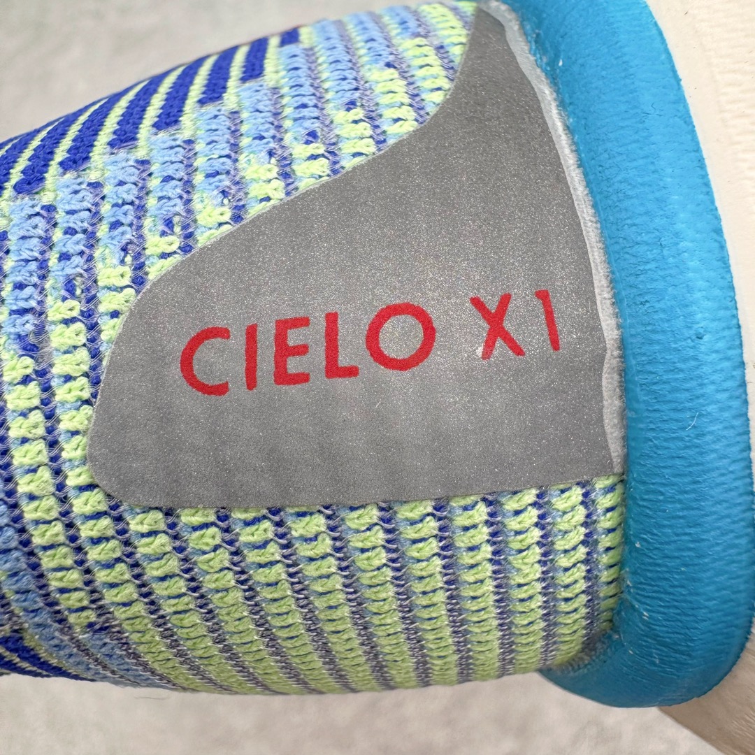 图片[11]-Hoka One One Cielo X 1 Low 天空X1代系列低帮厚底轻量休闲运动慢跑鞋 无论某家鞋厂新品一旦发售，在这之前都会会迎来多方面宣传推荐，近期HOKA推出了一款针对于精英跑者穿着的竞速跑鞋CIELO X1，却反其道而行之发起了跑者劝退挑战。何言劝退？简单来说，就是你没有一定的跑步能力与它适配，不要穿它！HOKA称 CIELO X1 是迄今为止路跑产品矩阵中能量反馈“最”强的新一代竞速跑鞋，以厚底缓震为制鞋核心，致力于助推精英跑者不断超越迈向速度巅峰，HOKA希望跑者能够安全开跑，跑得更稳、更远、更长久。HOKA CIELO X1 的命名来源，Cielo 在西班牙语中意为“天空”，X指的是带有碳纤维板的鞋子，你可以这么理解：这是一款能够带你快到飞起的竞速碳板跑鞋。外观整合HOKA 顶尖碳板技术、中底泡棉科技和几何学，设计符合自然步态的不对称鞋面和鞋底结构，专为精英跑者打造。以工程针织鞋面为基底，炫彩织纹和亮面薄膜更显未来科技感；不对称针织鞋舌设计搭配双空穿带设计的再生聚酯鞋带，可更好包裹双脚，穿脱更能一体化。后跟内侧设置加厚泡棉，整体楦型包覆贴合，不用担心磨脚后跟的问题同时也能更好地强化足跟杯稳定度。中底使用双层超临界PEBA泡棉，脚感更显软弹，内嵌HOKA全新翼状碳纤维板，让跑者在奔跑的同时就像踩在棉花一般柔软但因为强劲碳板的作用又能很快的跳起来，实现高效的动能回收。尺码：36 36.5 37.5 38 38.5 39 40 40.5 41 42 42.5 43 44 44.5 45-选品中心