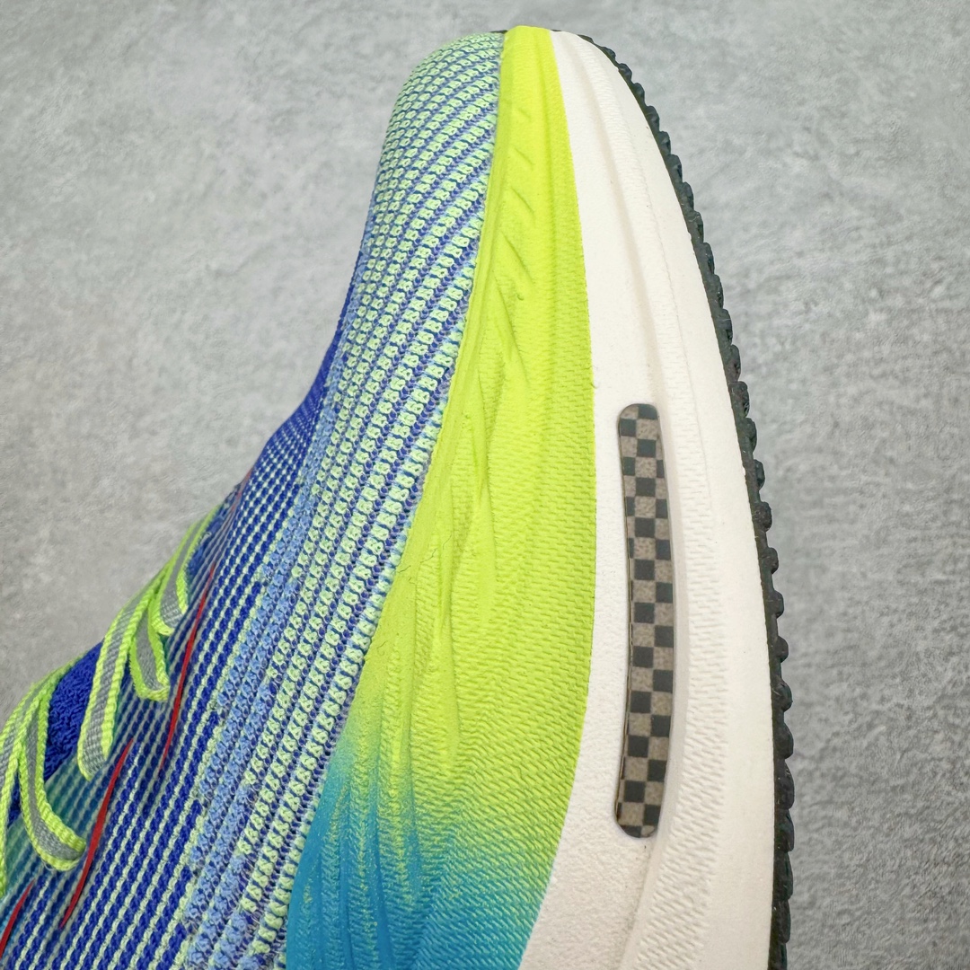 图片[15]-Hoka One One Cielo X 1 Low 天空X1代系列低帮厚底轻量休闲运动慢跑鞋 无论某家鞋厂新品一旦发售，在这之前都会会迎来多方面宣传推荐，近期HOKA推出了一款针对于精英跑者穿着的竞速跑鞋CIELO X1，却反其道而行之发起了跑者劝退挑战。何言劝退？简单来说，就是你没有一定的跑步能力与它适配，不要穿它！HOKA称 CIELO X1 是迄今为止路跑产品矩阵中能量反馈“最”强的新一代竞速跑鞋，以厚底缓震为制鞋核心，致力于助推精英跑者不断超越迈向速度巅峰，HOKA希望跑者能够安全开跑，跑得更稳、更远、更长久。HOKA CIELO X1 的命名来源，Cielo 在西班牙语中意为“天空”，X指的是带有碳纤维板的鞋子，你可以这么理解：这是一款能够带你快到飞起的竞速碳板跑鞋。外观整合HOKA 顶尖碳板技术、中底泡棉科技和几何学，设计符合自然步态的不对称鞋面和鞋底结构，专为精英跑者打造。以工程针织鞋面为基底，炫彩织纹和亮面薄膜更显未来科技感；不对称针织鞋舌设计搭配双空穿带设计的再生聚酯鞋带，可更好包裹双脚，穿脱更能一体化。后跟内侧设置加厚泡棉，整体楦型包覆贴合，不用担心磨脚后跟的问题同时也能更好地强化足跟杯稳定度。中底使用双层超临界PEBA泡棉，脚感更显软弹，内嵌HOKA全新翼状碳纤维板，让跑者在奔跑的同时就像踩在棉花一般柔软但因为强劲碳板的作用又能很快的跳起来，实现高效的动能回收。尺码：36 36.5 37.5 38 38.5 39 40 40.5 41 42 42.5 43 44 44.5 45-选品中心