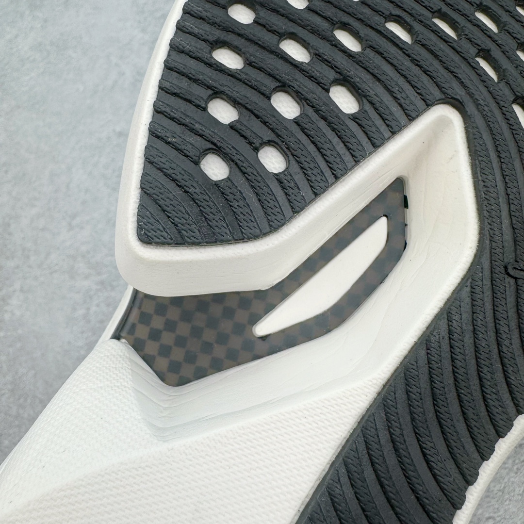 图片[13]-Hoka One One Cielo X 1 Low 天空X1代系列低帮厚底轻量休闲运动慢跑鞋 无论某家鞋厂新品一旦发售，在这之前都会会迎来多方面宣传推荐，近期HOKA推出了一款针对于精英跑者穿着的竞速跑鞋CIELO X1，却反其道而行之发起了跑者劝退挑战。何言劝退？简单来说，就是你没有一定的跑步能力与它适配，不要穿它！HOKA称 CIELO X1 是迄今为止路跑产品矩阵中能量反馈“最”强的新一代竞速跑鞋，以厚底缓震为制鞋核心，致力于助推精英跑者不断超越迈向速度巅峰，HOKA希望跑者能够安全开跑，跑得更稳、更远、更长久。HOKA CIELO X1 的命名来源，Cielo 在西班牙语中意为“天空”，X指的是带有碳纤维板的鞋子，你可以这么理解：这是一款能够带你快到飞起的竞速碳板跑鞋。外观整合HOKA 顶尖碳板技术、中底泡棉科技和几何学，设计符合自然步态的不对称鞋面和鞋底结构，专为精英跑者打造。以工程针织鞋面为基底，炫彩织纹和亮面薄膜更显未来科技感；不对称针织鞋舌设计搭配双空穿带设计的再生聚酯鞋带，可更好包裹双脚，穿脱更能一体化。后跟内侧设置加厚泡棉，整体楦型包覆贴合，不用担心磨脚后跟的问题同时也能更好地强化足跟杯稳定度。中底使用双层超临界PEBA泡棉，脚感更显软弹，内嵌HOKA全新翼状碳纤维板，让跑者在奔跑的同时就像踩在棉花一般柔软但因为强劲碳板的作用又能很快的跳起来，实现高效的动能回收。尺码：36 36.5 37.5 38 38.5 39 40 40.5 41 42 42.5 43 44 44.5 45-选品中心