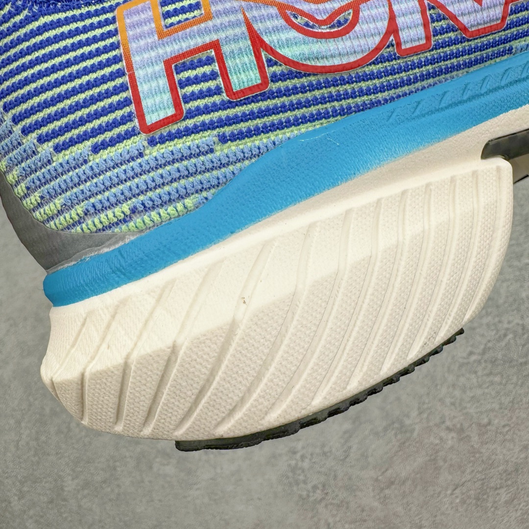 图片[12]-Hoka One One Cielo X 1 Low 天空X1代系列低帮厚底轻量休闲运动慢跑鞋 无论某家鞋厂新品一旦发售，在这之前都会会迎来多方面宣传推荐，近期HOKA推出了一款针对于精英跑者穿着的竞速跑鞋CIELO X1，却反其道而行之发起了跑者劝退挑战。何言劝退？简单来说，就是你没有一定的跑步能力与它适配，不要穿它！HOKA称 CIELO X1 是迄今为止路跑产品矩阵中能量反馈“最”强的新一代竞速跑鞋，以厚底缓震为制鞋核心，致力于助推精英跑者不断超越迈向速度巅峰，HOKA希望跑者能够安全开跑，跑得更稳、更远、更长久。HOKA CIELO X1 的命名来源，Cielo 在西班牙语中意为“天空”，X指的是带有碳纤维板的鞋子，你可以这么理解：这是一款能够带你快到飞起的竞速碳板跑鞋。外观整合HOKA 顶尖碳板技术、中底泡棉科技和几何学，设计符合自然步态的不对称鞋面和鞋底结构，专为精英跑者打造。以工程针织鞋面为基底，炫彩织纹和亮面薄膜更显未来科技感；不对称针织鞋舌设计搭配双空穿带设计的再生聚酯鞋带，可更好包裹双脚，穿脱更能一体化。后跟内侧设置加厚泡棉，整体楦型包覆贴合，不用担心磨脚后跟的问题同时也能更好地强化足跟杯稳定度。中底使用双层超临界PEBA泡棉，脚感更显软弹，内嵌HOKA全新翼状碳纤维板，让跑者在奔跑的同时就像踩在棉花一般柔软但因为强劲碳板的作用又能很快的跳起来，实现高效的动能回收。尺码：36 36.5 37.5 38 38.5 39 40 40.5 41 42 42.5 43 44 44.5 45-选品中心