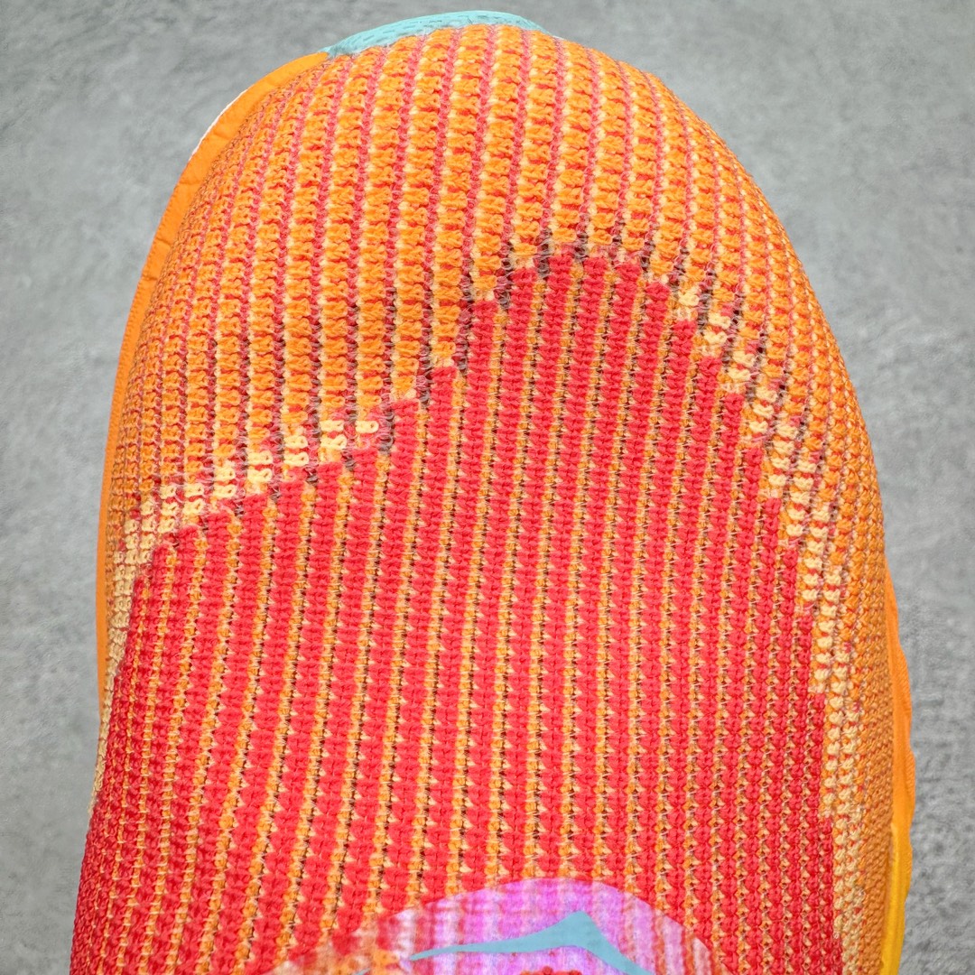 图片[19]-Hoka One One Cielo X 1 Low 天空X1代系列低帮厚底轻量休闲运动慢跑鞋 无论某家鞋厂新品一旦发售，在这之前都会会迎来多方面宣传推荐，近期HOKA推出了一款针对于精英跑者穿着的竞速跑鞋CIELO X1，却反其道而行之发起了跑者劝退挑战。何言劝退？简单来说，就是你没有一定的跑步能力与它适配，不要穿它！HOKA称 CIELO X1 是迄今为止路跑产品矩阵中能量反馈“最”强的新一代竞速跑鞋，以厚底缓震为制鞋核心，致力于助推精英跑者不断超越迈向速度巅峰，HOKA希望跑者能够安全开跑，跑得更稳、更远、更长久。HOKA CIELO X1 的命名来源，Cielo 在西班牙语中意为“天空”，X指的是带有碳纤维板的鞋子，你可以这么理解：这是一款能够带你快到飞起的竞速碳板跑鞋。外观整合HOKA 顶尖碳板技术、中底泡棉科技和几何学，设计符合自然步态的不对称鞋面和鞋底结构，专为精英跑者打造。以工程针织鞋面为基底，炫彩织纹和亮面薄膜更显未来科技感；不对称针织鞋舌设计搭配双空穿带设计的再生聚酯鞋带，可更好包裹双脚，穿脱更能一体化。后跟内侧设置加厚泡棉，整体楦型包覆贴合，不用担心磨脚后跟的问题同时也能更好地强化足跟杯稳定度。中底使用双层超临界PEBA泡棉，脚感更显软弹，内嵌HOKA全新翼状碳纤维板，让跑者在奔跑的同时就像踩在棉花一般柔软但因为强劲碳板的作用又能很快的跳起来，实现高效的动能回收。尺码：36 36.5 37.5 38 38.5 39 40 40.5 41 42 42.5 43 44 44.5 45-选品中心