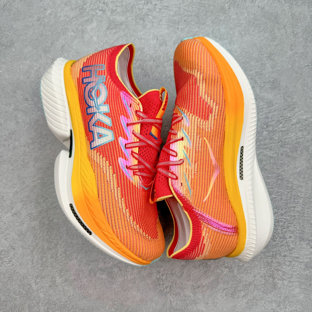 图片[3]-Hoka One One Cielo X 1 Low 天空X1代系列低帮厚底轻量休闲运动慢跑鞋 无论某家鞋厂新品一旦发售，在这之前都会会迎来多方面宣传推荐，近期HOKA推出了一款针对于精英跑者穿着的竞速跑鞋CIELO X1，却反其道而行之发起了跑者劝退挑战。何言劝退？简单来说，就是你没有一定的跑步能力与它适配，不要穿它！HOKA称 CIELO X1 是迄今为止路跑产品矩阵中能量反馈“最”强的新一代竞速跑鞋，以厚底缓震为制鞋核心，致力于助推精英跑者不断超越迈向速度巅峰，HOKA希望跑者能够安全开跑，跑得更稳、更远、更长久。HOKA CIELO X1 的命名来源，Cielo 在西班牙语中意为“天空”，X指的是带有碳纤维板的鞋子，你可以这么理解：这是一款能够带你快到飞起的竞速碳板跑鞋。外观整合HOKA 顶尖碳板技术、中底泡棉科技和几何学，设计符合自然步态的不对称鞋面和鞋底结构，专为精英跑者打造。以工程针织鞋面为基底，炫彩织纹和亮面薄膜更显未来科技感；不对称针织鞋舌设计搭配双空穿带设计的再生聚酯鞋带，可更好包裹双脚，穿脱更能一体化。后跟内侧设置加厚泡棉，整体楦型包覆贴合，不用担心磨脚后跟的问题同时也能更好地强化足跟杯稳定度。中底使用双层超临界PEBA泡棉，脚感更显软弹，内嵌HOKA全新翼状碳纤维板，让跑者在奔跑的同时就像踩在棉花一般柔软但因为强劲碳板的作用又能很快的跳起来，实现高效的动能回收。尺码：36 36.5 37.5 38 38.5 39 40 40.5 41 42 42.5 43 44 44.5 45-选品中心