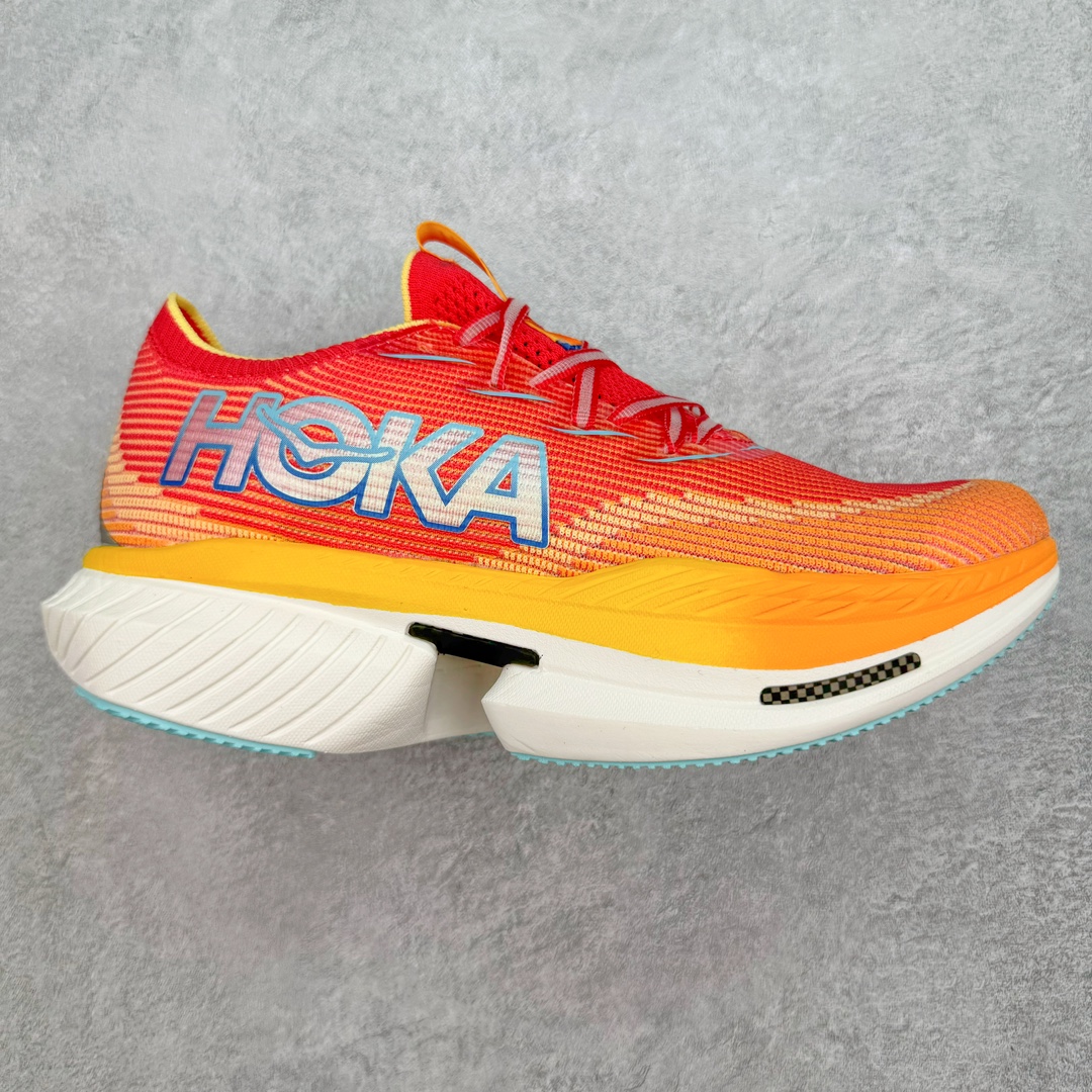 Hoka One One Cielo X 1 Low 天空X1代系列低帮厚底轻量休闲运动慢跑鞋 无论某家鞋厂新品一旦发售，在这之前都会会迎来多方面宣传推荐，近期HOKA推出了一款针对于精英跑者穿着的竞速跑鞋CIELO X1，却反其道而行之发起了跑者劝退挑战。何言劝退？简单来说，就是你没有一定的跑步能力与它适配，不要穿它！HOKA称 CIELO X1 是迄今为止路跑产品矩阵中能量反馈“最”强的新一代竞速跑鞋，以厚底缓震为制鞋核心，致力于助推精英跑者不断超越迈向速度巅峰，HOKA希望跑者能够安全开跑，跑得更稳、更远、更长久。HOKA CIELO X1 的命名来源，Cielo 在西班牙语中意为“天空”，X指的是带有碳纤维板的鞋子，你可以这么理解：这是一款能够带你快到飞起的竞速碳板跑鞋。外观整合HOKA 顶尖碳板技术、中底泡棉科技和几何学，设计符合自然步态的不对称鞋面和鞋底结构，专为精英跑者打造。以工程针织鞋面为基底，炫彩织纹和亮面薄膜更显未来科技感；不对称针织鞋舌设计搭配双空穿带设计的再生聚酯鞋带，可更好包裹双脚，穿脱更能一体化。后跟内侧设置加厚泡棉，整体楦型包覆贴合，不用担心磨脚后跟的问题同时也能更好地强化足跟杯稳定度。中底使用双层超临界PEBA泡棉，脚感更显软弹，内嵌HOKA全新翼状碳纤维板，让跑者在奔跑的同时就像踩在棉花一般柔软但因为强劲碳板的作用又能很快的跳起来，实现高效的动能回收。尺码：36 36.5 37.5 38 38.5 39 40 40.5 41 42 42.5 43 44 44.5 45-选品中心
