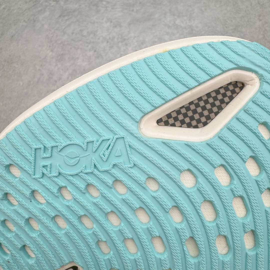 图片[14]-Hoka One One Cielo X 1 Low 天空X1代系列低帮厚底轻量休闲运动慢跑鞋 无论某家鞋厂新品一旦发售，在这之前都会会迎来多方面宣传推荐，近期HOKA推出了一款针对于精英跑者穿着的竞速跑鞋CIELO X1，却反其道而行之发起了跑者劝退挑战。何言劝退？简单来说，就是你没有一定的跑步能力与它适配，不要穿它！HOKA称 CIELO X1 是迄今为止路跑产品矩阵中能量反馈“最”强的新一代竞速跑鞋，以厚底缓震为制鞋核心，致力于助推精英跑者不断超越迈向速度巅峰，HOKA希望跑者能够安全开跑，跑得更稳、更远、更长久。HOKA CIELO X1 的命名来源，Cielo 在西班牙语中意为“天空”，X指的是带有碳纤维板的鞋子，你可以这么理解：这是一款能够带你快到飞起的竞速碳板跑鞋。外观整合HOKA 顶尖碳板技术、中底泡棉科技和几何学，设计符合自然步态的不对称鞋面和鞋底结构，专为精英跑者打造。以工程针织鞋面为基底，炫彩织纹和亮面薄膜更显未来科技感；不对称针织鞋舌设计搭配双空穿带设计的再生聚酯鞋带，可更好包裹双脚，穿脱更能一体化。后跟内侧设置加厚泡棉，整体楦型包覆贴合，不用担心磨脚后跟的问题同时也能更好地强化足跟杯稳定度。中底使用双层超临界PEBA泡棉，脚感更显软弹，内嵌HOKA全新翼状碳纤维板，让跑者在奔跑的同时就像踩在棉花一般柔软但因为强劲碳板的作用又能很快的跳起来，实现高效的动能回收。尺码：36 36.5 37.5 38 38.5 39 40 40.5 41 42 42.5 43 44 44.5 45-选品中心