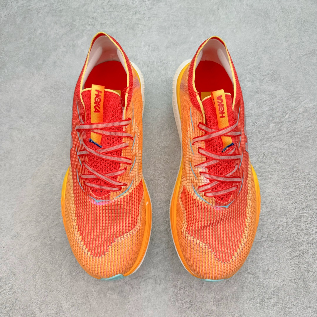 图片[2]-Hoka One One Cielo X 1 Low 天空X1代系列低帮厚底轻量休闲运动慢跑鞋 无论某家鞋厂新品一旦发售，在这之前都会会迎来多方面宣传推荐，近期HOKA推出了一款针对于精英跑者穿着的竞速跑鞋CIELO X1，却反其道而行之发起了跑者劝退挑战。何言劝退？简单来说，就是你没有一定的跑步能力与它适配，不要穿它！HOKA称 CIELO X1 是迄今为止路跑产品矩阵中能量反馈“最”强的新一代竞速跑鞋，以厚底缓震为制鞋核心，致力于助推精英跑者不断超越迈向速度巅峰，HOKA希望跑者能够安全开跑，跑得更稳、更远、更长久。HOKA CIELO X1 的命名来源，Cielo 在西班牙语中意为“天空”，X指的是带有碳纤维板的鞋子，你可以这么理解：这是一款能够带你快到飞起的竞速碳板跑鞋。外观整合HOKA 顶尖碳板技术、中底泡棉科技和几何学，设计符合自然步态的不对称鞋面和鞋底结构，专为精英跑者打造。以工程针织鞋面为基底，炫彩织纹和亮面薄膜更显未来科技感；不对称针织鞋舌设计搭配双空穿带设计的再生聚酯鞋带，可更好包裹双脚，穿脱更能一体化。后跟内侧设置加厚泡棉，整体楦型包覆贴合，不用担心磨脚后跟的问题同时也能更好地强化足跟杯稳定度。中底使用双层超临界PEBA泡棉，脚感更显软弹，内嵌HOKA全新翼状碳纤维板，让跑者在奔跑的同时就像踩在棉花一般柔软但因为强劲碳板的作用又能很快的跳起来，实现高效的动能回收。尺码：36 36.5 37.5 38 38.5 39 40 40.5 41 42 42.5 43 44 44.5 45-选品中心