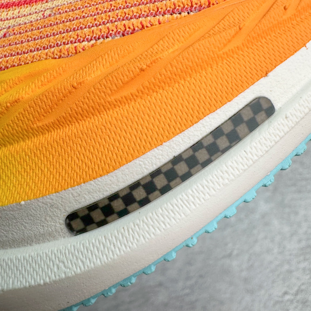 图片[11]-Hoka One One Cielo X 1 Low 天空X1代系列低帮厚底轻量休闲运动慢跑鞋 无论某家鞋厂新品一旦发售，在这之前都会会迎来多方面宣传推荐，近期HOKA推出了一款针对于精英跑者穿着的竞速跑鞋CIELO X1，却反其道而行之发起了跑者劝退挑战。何言劝退？简单来说，就是你没有一定的跑步能力与它适配，不要穿它！HOKA称 CIELO X1 是迄今为止路跑产品矩阵中能量反馈“最”强的新一代竞速跑鞋，以厚底缓震为制鞋核心，致力于助推精英跑者不断超越迈向速度巅峰，HOKA希望跑者能够安全开跑，跑得更稳、更远、更长久。HOKA CIELO X1 的命名来源，Cielo 在西班牙语中意为“天空”，X指的是带有碳纤维板的鞋子，你可以这么理解：这是一款能够带你快到飞起的竞速碳板跑鞋。外观整合HOKA 顶尖碳板技术、中底泡棉科技和几何学，设计符合自然步态的不对称鞋面和鞋底结构，专为精英跑者打造。以工程针织鞋面为基底，炫彩织纹和亮面薄膜更显未来科技感；不对称针织鞋舌设计搭配双空穿带设计的再生聚酯鞋带，可更好包裹双脚，穿脱更能一体化。后跟内侧设置加厚泡棉，整体楦型包覆贴合，不用担心磨脚后跟的问题同时也能更好地强化足跟杯稳定度。中底使用双层超临界PEBA泡棉，脚感更显软弹，内嵌HOKA全新翼状碳纤维板，让跑者在奔跑的同时就像踩在棉花一般柔软但因为强劲碳板的作用又能很快的跳起来，实现高效的动能回收。尺码：36 36.5 37.5 38 38.5 39 40 40.5 41 42 42.5 43 44 44.5 45-选品中心