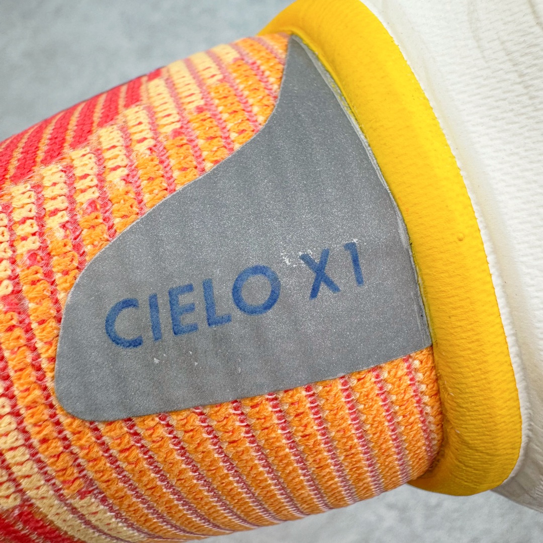 图片[10]-Hoka One One Cielo X 1 Low 天空X1代系列低帮厚底轻量休闲运动慢跑鞋 无论某家鞋厂新品一旦发售，在这之前都会会迎来多方面宣传推荐，近期HOKA推出了一款针对于精英跑者穿着的竞速跑鞋CIELO X1，却反其道而行之发起了跑者劝退挑战。何言劝退？简单来说，就是你没有一定的跑步能力与它适配，不要穿它！HOKA称 CIELO X1 是迄今为止路跑产品矩阵中能量反馈“最”强的新一代竞速跑鞋，以厚底缓震为制鞋核心，致力于助推精英跑者不断超越迈向速度巅峰，HOKA希望跑者能够安全开跑，跑得更稳、更远、更长久。HOKA CIELO X1 的命名来源，Cielo 在西班牙语中意为“天空”，X指的是带有碳纤维板的鞋子，你可以这么理解：这是一款能够带你快到飞起的竞速碳板跑鞋。外观整合HOKA 顶尖碳板技术、中底泡棉科技和几何学，设计符合自然步态的不对称鞋面和鞋底结构，专为精英跑者打造。以工程针织鞋面为基底，炫彩织纹和亮面薄膜更显未来科技感；不对称针织鞋舌设计搭配双空穿带设计的再生聚酯鞋带，可更好包裹双脚，穿脱更能一体化。后跟内侧设置加厚泡棉，整体楦型包覆贴合，不用担心磨脚后跟的问题同时也能更好地强化足跟杯稳定度。中底使用双层超临界PEBA泡棉，脚感更显软弹，内嵌HOKA全新翼状碳纤维板，让跑者在奔跑的同时就像踩在棉花一般柔软但因为强劲碳板的作用又能很快的跳起来，实现高效的动能回收。尺码：36 36.5 37.5 38 38.5 39 40 40.5 41 42 42.5 43 44 44.5 45-选品中心