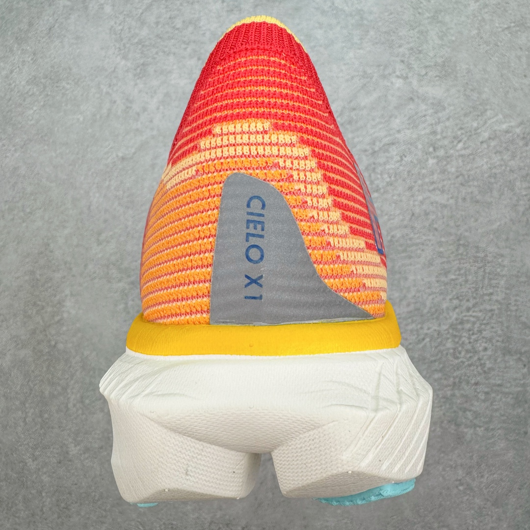 图片[8]-Hoka One One Cielo X 1 Low 天空X1代系列低帮厚底轻量休闲运动慢跑鞋 无论某家鞋厂新品一旦发售，在这之前都会会迎来多方面宣传推荐，近期HOKA推出了一款针对于精英跑者穿着的竞速跑鞋CIELO X1，却反其道而行之发起了跑者劝退挑战。何言劝退？简单来说，就是你没有一定的跑步能力与它适配，不要穿它！HOKA称 CIELO X1 是迄今为止路跑产品矩阵中能量反馈“最”强的新一代竞速跑鞋，以厚底缓震为制鞋核心，致力于助推精英跑者不断超越迈向速度巅峰，HOKA希望跑者能够安全开跑，跑得更稳、更远、更长久。HOKA CIELO X1 的命名来源，Cielo 在西班牙语中意为“天空”，X指的是带有碳纤维板的鞋子，你可以这么理解：这是一款能够带你快到飞起的竞速碳板跑鞋。外观整合HOKA 顶尖碳板技术、中底泡棉科技和几何学，设计符合自然步态的不对称鞋面和鞋底结构，专为精英跑者打造。以工程针织鞋面为基底，炫彩织纹和亮面薄膜更显未来科技感；不对称针织鞋舌设计搭配双空穿带设计的再生聚酯鞋带，可更好包裹双脚，穿脱更能一体化。后跟内侧设置加厚泡棉，整体楦型包覆贴合，不用担心磨脚后跟的问题同时也能更好地强化足跟杯稳定度。中底使用双层超临界PEBA泡棉，脚感更显软弹，内嵌HOKA全新翼状碳纤维板，让跑者在奔跑的同时就像踩在棉花一般柔软但因为强劲碳板的作用又能很快的跳起来，实现高效的动能回收。尺码：36 36.5 37.5 38 38.5 39 40 40.5 41 42 42.5 43 44 44.5 45-选品中心