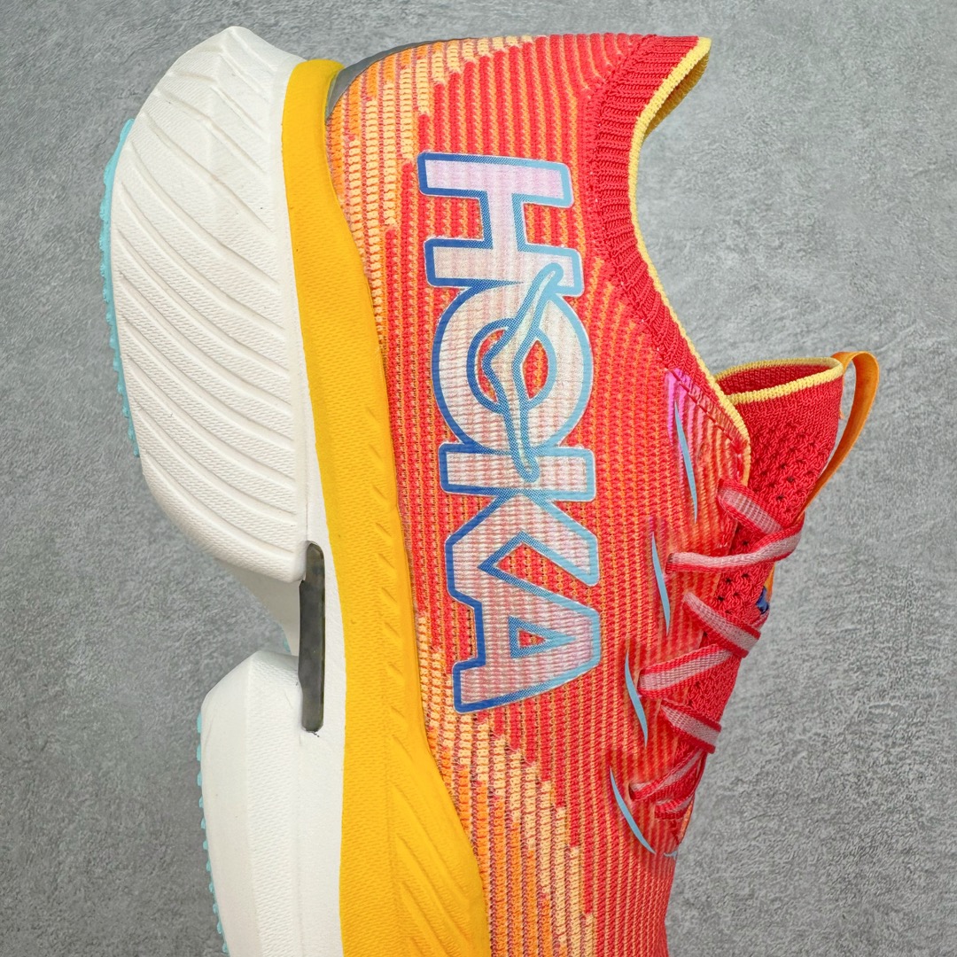 图片[6]-Hoka One One Cielo X 1 Low 天空X1代系列低帮厚底轻量休闲运动慢跑鞋 无论某家鞋厂新品一旦发售，在这之前都会会迎来多方面宣传推荐，近期HOKA推出了一款针对于精英跑者穿着的竞速跑鞋CIELO X1，却反其道而行之发起了跑者劝退挑战。何言劝退？简单来说，就是你没有一定的跑步能力与它适配，不要穿它！HOKA称 CIELO X1 是迄今为止路跑产品矩阵中能量反馈“最”强的新一代竞速跑鞋，以厚底缓震为制鞋核心，致力于助推精英跑者不断超越迈向速度巅峰，HOKA希望跑者能够安全开跑，跑得更稳、更远、更长久。HOKA CIELO X1 的命名来源，Cielo 在西班牙语中意为“天空”，X指的是带有碳纤维板的鞋子，你可以这么理解：这是一款能够带你快到飞起的竞速碳板跑鞋。外观整合HOKA 顶尖碳板技术、中底泡棉科技和几何学，设计符合自然步态的不对称鞋面和鞋底结构，专为精英跑者打造。以工程针织鞋面为基底，炫彩织纹和亮面薄膜更显未来科技感；不对称针织鞋舌设计搭配双空穿带设计的再生聚酯鞋带，可更好包裹双脚，穿脱更能一体化。后跟内侧设置加厚泡棉，整体楦型包覆贴合，不用担心磨脚后跟的问题同时也能更好地强化足跟杯稳定度。中底使用双层超临界PEBA泡棉，脚感更显软弹，内嵌HOKA全新翼状碳纤维板，让跑者在奔跑的同时就像踩在棉花一般柔软但因为强劲碳板的作用又能很快的跳起来，实现高效的动能回收。尺码：36 36.5 37.5 38 38.5 39 40 40.5 41 42 42.5 43 44 44.5 45-选品中心