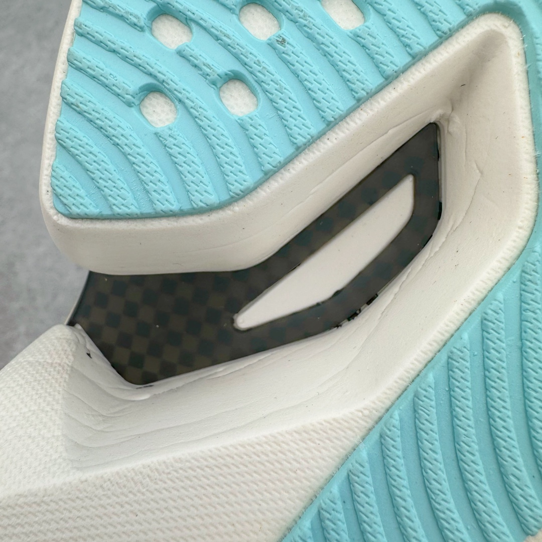 图片[15]-Hoka One One Cielo X 1 Low 天空X1代系列低帮厚底轻量休闲运动慢跑鞋 无论某家鞋厂新品一旦发售，在这之前都会会迎来多方面宣传推荐，近期HOKA推出了一款针对于精英跑者穿着的竞速跑鞋CIELO X1，却反其道而行之发起了跑者劝退挑战。何言劝退？简单来说，就是你没有一定的跑步能力与它适配，不要穿它！HOKA称 CIELO X1 是迄今为止路跑产品矩阵中能量反馈“最”强的新一代竞速跑鞋，以厚底缓震为制鞋核心，致力于助推精英跑者不断超越迈向速度巅峰，HOKA希望跑者能够安全开跑，跑得更稳、更远、更长久。HOKA CIELO X1 的命名来源，Cielo 在西班牙语中意为“天空”，X指的是带有碳纤维板的鞋子，你可以这么理解：这是一款能够带你快到飞起的竞速碳板跑鞋。外观整合HOKA 顶尖碳板技术、中底泡棉科技和几何学，设计符合自然步态的不对称鞋面和鞋底结构，专为精英跑者打造。以工程针织鞋面为基底，炫彩织纹和亮面薄膜更显未来科技感；不对称针织鞋舌设计搭配双空穿带设计的再生聚酯鞋带，可更好包裹双脚，穿脱更能一体化。后跟内侧设置加厚泡棉，整体楦型包覆贴合，不用担心磨脚后跟的问题同时也能更好地强化足跟杯稳定度。中底使用双层超临界PEBA泡棉，脚感更显软弹，内嵌HOKA全新翼状碳纤维板，让跑者在奔跑的同时就像踩在棉花一般柔软但因为强劲碳板的作用又能很快的跳起来，实现高效的动能回收。尺码：36 36.5 37.5 38 38.5 39 40 40.5 41 42 42.5 43 44 44.5 45-选品中心