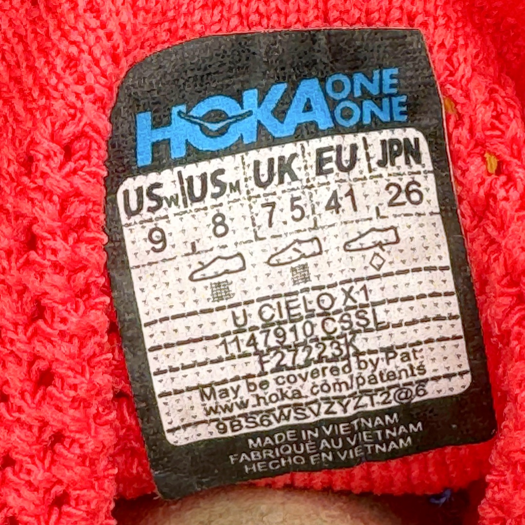图片[18]-Hoka One One Cielo X 1 Low 天空X1代系列低帮厚底轻量休闲运动慢跑鞋 无论某家鞋厂新品一旦发售，在这之前都会会迎来多方面宣传推荐，近期HOKA推出了一款针对于精英跑者穿着的竞速跑鞋CIELO X1，却反其道而行之发起了跑者劝退挑战。何言劝退？简单来说，就是你没有一定的跑步能力与它适配，不要穿它！HOKA称 CIELO X1 是迄今为止路跑产品矩阵中能量反馈“最”强的新一代竞速跑鞋，以厚底缓震为制鞋核心，致力于助推精英跑者不断超越迈向速度巅峰，HOKA希望跑者能够安全开跑，跑得更稳、更远、更长久。HOKA CIELO X1 的命名来源，Cielo 在西班牙语中意为“天空”，X指的是带有碳纤维板的鞋子，你可以这么理解：这是一款能够带你快到飞起的竞速碳板跑鞋。外观整合HOKA 顶尖碳板技术、中底泡棉科技和几何学，设计符合自然步态的不对称鞋面和鞋底结构，专为精英跑者打造。以工程针织鞋面为基底，炫彩织纹和亮面薄膜更显未来科技感；不对称针织鞋舌设计搭配双空穿带设计的再生聚酯鞋带，可更好包裹双脚，穿脱更能一体化。后跟内侧设置加厚泡棉，整体楦型包覆贴合，不用担心磨脚后跟的问题同时也能更好地强化足跟杯稳定度。中底使用双层超临界PEBA泡棉，脚感更显软弹，内嵌HOKA全新翼状碳纤维板，让跑者在奔跑的同时就像踩在棉花一般柔软但因为强劲碳板的作用又能很快的跳起来，实现高效的动能回收。尺码：36 36.5 37.5 38 38.5 39 40 40.5 41 42 42.5 43 44 44.5 45-选品中心