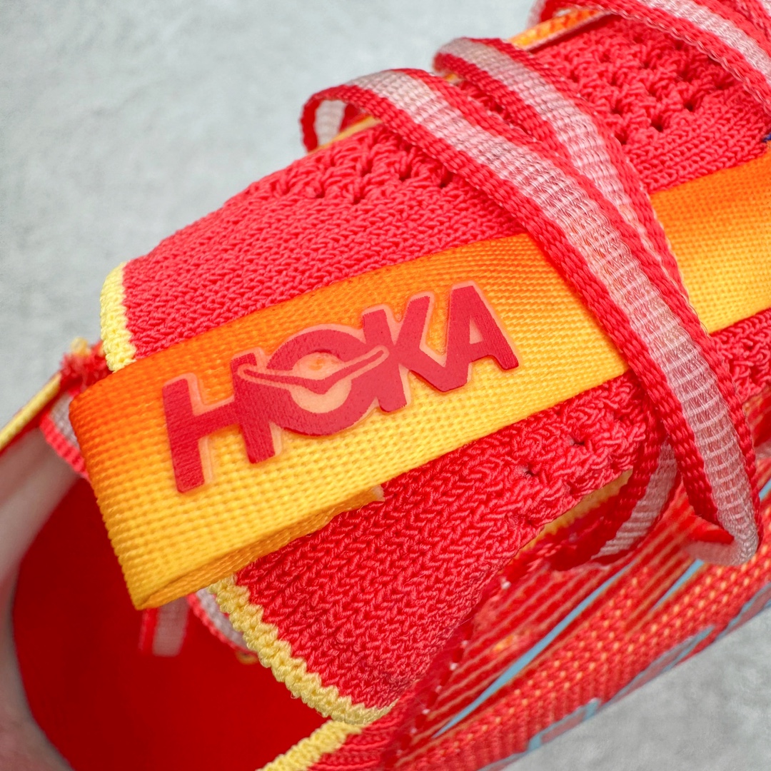 图片[16]-Hoka One One Cielo X 1 Low 天空X1代系列低帮厚底轻量休闲运动慢跑鞋 无论某家鞋厂新品一旦发售，在这之前都会会迎来多方面宣传推荐，近期HOKA推出了一款针对于精英跑者穿着的竞速跑鞋CIELO X1，却反其道而行之发起了跑者劝退挑战。何言劝退？简单来说，就是你没有一定的跑步能力与它适配，不要穿它！HOKA称 CIELO X1 是迄今为止路跑产品矩阵中能量反馈“最”强的新一代竞速跑鞋，以厚底缓震为制鞋核心，致力于助推精英跑者不断超越迈向速度巅峰，HOKA希望跑者能够安全开跑，跑得更稳、更远、更长久。HOKA CIELO X1 的命名来源，Cielo 在西班牙语中意为“天空”，X指的是带有碳纤维板的鞋子，你可以这么理解：这是一款能够带你快到飞起的竞速碳板跑鞋。外观整合HOKA 顶尖碳板技术、中底泡棉科技和几何学，设计符合自然步态的不对称鞋面和鞋底结构，专为精英跑者打造。以工程针织鞋面为基底，炫彩织纹和亮面薄膜更显未来科技感；不对称针织鞋舌设计搭配双空穿带设计的再生聚酯鞋带，可更好包裹双脚，穿脱更能一体化。后跟内侧设置加厚泡棉，整体楦型包覆贴合，不用担心磨脚后跟的问题同时也能更好地强化足跟杯稳定度。中底使用双层超临界PEBA泡棉，脚感更显软弹，内嵌HOKA全新翼状碳纤维板，让跑者在奔跑的同时就像踩在棉花一般柔软但因为强劲碳板的作用又能很快的跳起来，实现高效的动能回收。尺码：36 36.5 37.5 38 38.5 39 40 40.5 41 42 42.5 43 44 44.5 45-选品中心