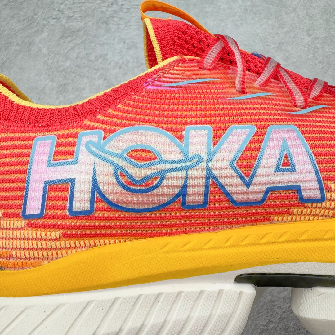 图片[13]-Hoka One One Cielo X 1 Low 天空X1代系列低帮厚底轻量休闲运动慢跑鞋 无论某家鞋厂新品一旦发售，在这之前都会会迎来多方面宣传推荐，近期HOKA推出了一款针对于精英跑者穿着的竞速跑鞋CIELO X1，却反其道而行之发起了跑者劝退挑战。何言劝退？简单来说，就是你没有一定的跑步能力与它适配，不要穿它！HOKA称 CIELO X1 是迄今为止路跑产品矩阵中能量反馈“最”强的新一代竞速跑鞋，以厚底缓震为制鞋核心，致力于助推精英跑者不断超越迈向速度巅峰，HOKA希望跑者能够安全开跑，跑得更稳、更远、更长久。HOKA CIELO X1 的命名来源，Cielo 在西班牙语中意为“天空”，X指的是带有碳纤维板的鞋子，你可以这么理解：这是一款能够带你快到飞起的竞速碳板跑鞋。外观整合HOKA 顶尖碳板技术、中底泡棉科技和几何学，设计符合自然步态的不对称鞋面和鞋底结构，专为精英跑者打造。以工程针织鞋面为基底，炫彩织纹和亮面薄膜更显未来科技感；不对称针织鞋舌设计搭配双空穿带设计的再生聚酯鞋带，可更好包裹双脚，穿脱更能一体化。后跟内侧设置加厚泡棉，整体楦型包覆贴合，不用担心磨脚后跟的问题同时也能更好地强化足跟杯稳定度。中底使用双层超临界PEBA泡棉，脚感更显软弹，内嵌HOKA全新翼状碳纤维板，让跑者在奔跑的同时就像踩在棉花一般柔软但因为强劲碳板的作用又能很快的跳起来，实现高效的动能回收。尺码：36 36.5 37.5 38 38.5 39 40 40.5 41 42 42.5 43 44 44.5 45-选品中心