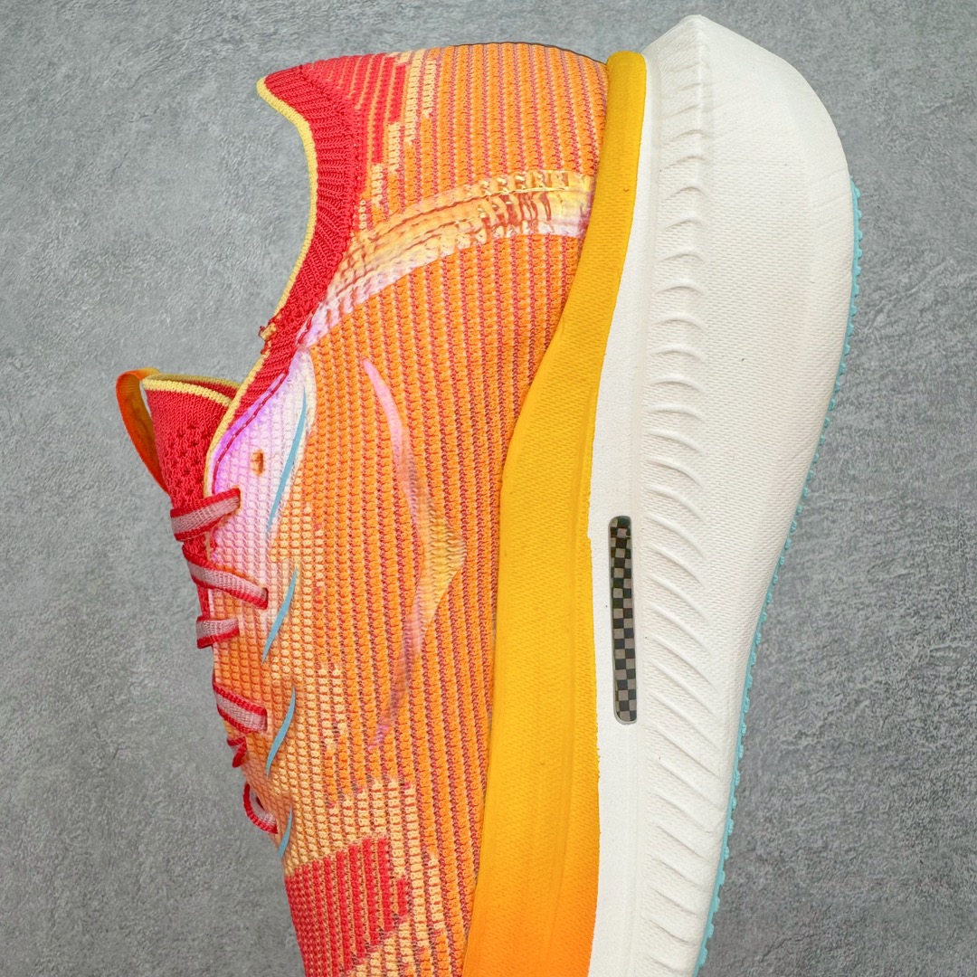 图片[7]-Hoka One One Cielo X 1 Low 天空X1代系列低帮厚底轻量休闲运动慢跑鞋 无论某家鞋厂新品一旦发售，在这之前都会会迎来多方面宣传推荐，近期HOKA推出了一款针对于精英跑者穿着的竞速跑鞋CIELO X1，却反其道而行之发起了跑者劝退挑战。何言劝退？简单来说，就是你没有一定的跑步能力与它适配，不要穿它！HOKA称 CIELO X1 是迄今为止路跑产品矩阵中能量反馈“最”强的新一代竞速跑鞋，以厚底缓震为制鞋核心，致力于助推精英跑者不断超越迈向速度巅峰，HOKA希望跑者能够安全开跑，跑得更稳、更远、更长久。HOKA CIELO X1 的命名来源，Cielo 在西班牙语中意为“天空”，X指的是带有碳纤维板的鞋子，你可以这么理解：这是一款能够带你快到飞起的竞速碳板跑鞋。外观整合HOKA 顶尖碳板技术、中底泡棉科技和几何学，设计符合自然步态的不对称鞋面和鞋底结构，专为精英跑者打造。以工程针织鞋面为基底，炫彩织纹和亮面薄膜更显未来科技感；不对称针织鞋舌设计搭配双空穿带设计的再生聚酯鞋带，可更好包裹双脚，穿脱更能一体化。后跟内侧设置加厚泡棉，整体楦型包覆贴合，不用担心磨脚后跟的问题同时也能更好地强化足跟杯稳定度。中底使用双层超临界PEBA泡棉，脚感更显软弹，内嵌HOKA全新翼状碳纤维板，让跑者在奔跑的同时就像踩在棉花一般柔软但因为强劲碳板的作用又能很快的跳起来，实现高效的动能回收。尺码：36 36.5 37.5 38 38.5 39 40 40.5 41 42 42.5 43 44 44.5 45-选品中心