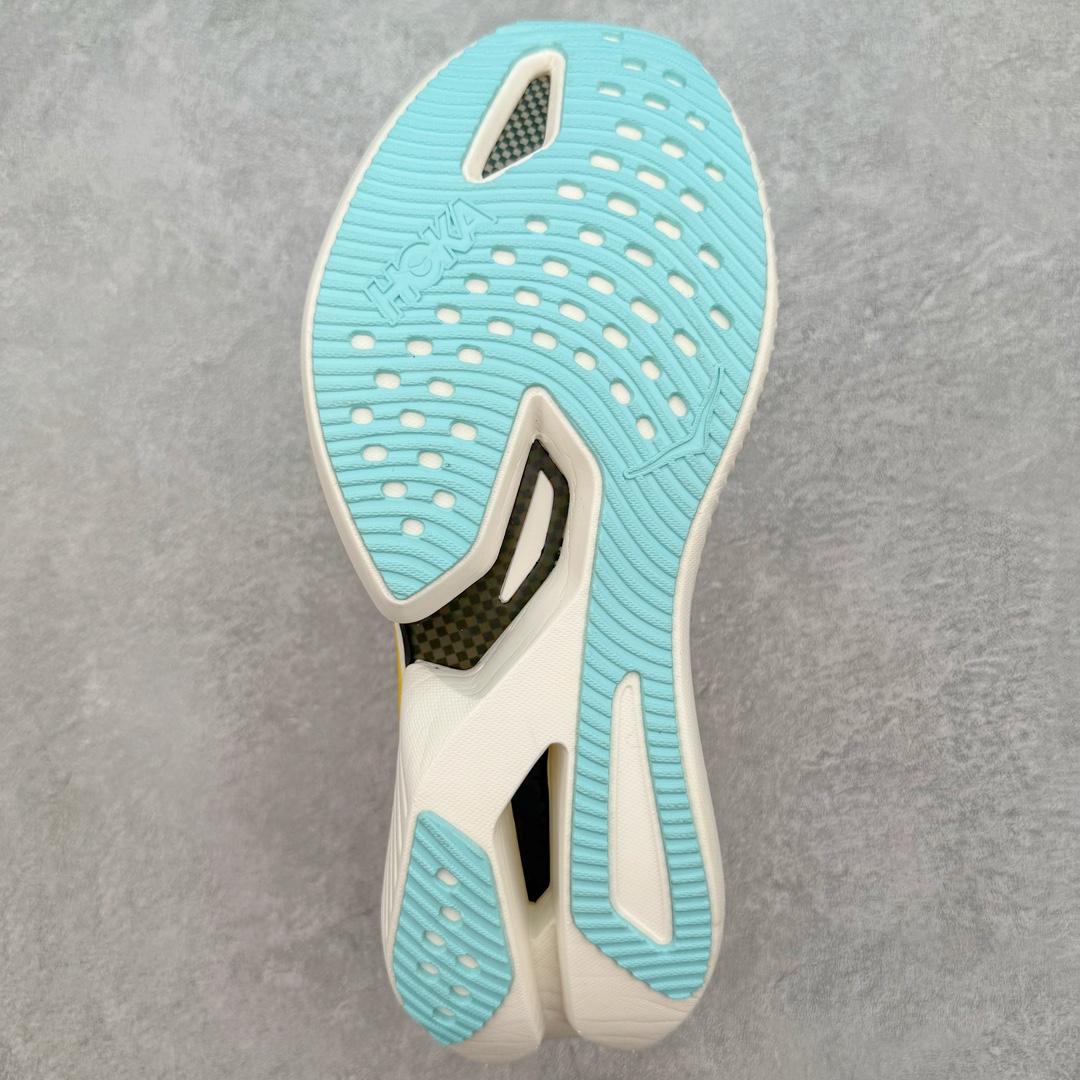 图片[9]-Hoka One One Cielo X 1 Low 天空X1代系列低帮厚底轻量休闲运动慢跑鞋 无论某家鞋厂新品一旦发售，在这之前都会会迎来多方面宣传推荐，近期HOKA推出了一款针对于精英跑者穿着的竞速跑鞋CIELO X1，却反其道而行之发起了跑者劝退挑战。何言劝退？简单来说，就是你没有一定的跑步能力与它适配，不要穿它！HOKA称 CIELO X1 是迄今为止路跑产品矩阵中能量反馈“最”强的新一代竞速跑鞋，以厚底缓震为制鞋核心，致力于助推精英跑者不断超越迈向速度巅峰，HOKA希望跑者能够安全开跑，跑得更稳、更远、更长久。HOKA CIELO X1 的命名来源，Cielo 在西班牙语中意为“天空”，X指的是带有碳纤维板的鞋子，你可以这么理解：这是一款能够带你快到飞起的竞速碳板跑鞋。外观整合HOKA 顶尖碳板技术、中底泡棉科技和几何学，设计符合自然步态的不对称鞋面和鞋底结构，专为精英跑者打造。以工程针织鞋面为基底，炫彩织纹和亮面薄膜更显未来科技感；不对称针织鞋舌设计搭配双空穿带设计的再生聚酯鞋带，可更好包裹双脚，穿脱更能一体化。后跟内侧设置加厚泡棉，整体楦型包覆贴合，不用担心磨脚后跟的问题同时也能更好地强化足跟杯稳定度。中底使用双层超临界PEBA泡棉，脚感更显软弹，内嵌HOKA全新翼状碳纤维板，让跑者在奔跑的同时就像踩在棉花一般柔软但因为强劲碳板的作用又能很快的跳起来，实现高效的动能回收。尺码：36 36.5 37.5 38 38.5 39 40 40.5 41 42 42.5 43 44 44.5 45-选品中心