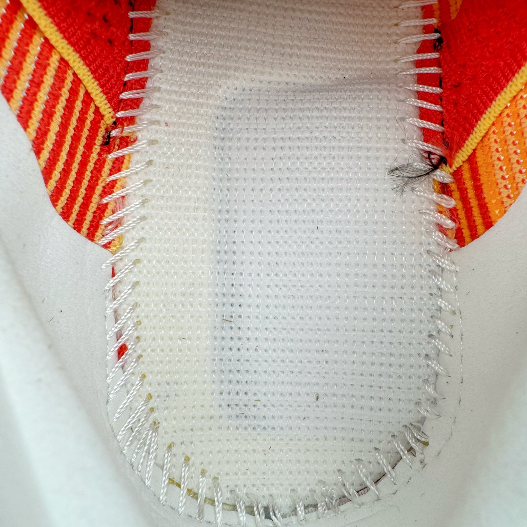 图片[17]-Hoka One One Cielo X 1 Low 天空X1代系列低帮厚底轻量休闲运动慢跑鞋 无论某家鞋厂新品一旦发售，在这之前都会会迎来多方面宣传推荐，近期HOKA推出了一款针对于精英跑者穿着的竞速跑鞋CIELO X1，却反其道而行之发起了跑者劝退挑战。何言劝退？简单来说，就是你没有一定的跑步能力与它适配，不要穿它！HOKA称 CIELO X1 是迄今为止路跑产品矩阵中能量反馈“最”强的新一代竞速跑鞋，以厚底缓震为制鞋核心，致力于助推精英跑者不断超越迈向速度巅峰，HOKA希望跑者能够安全开跑，跑得更稳、更远、更长久。HOKA CIELO X1 的命名来源，Cielo 在西班牙语中意为“天空”，X指的是带有碳纤维板的鞋子，你可以这么理解：这是一款能够带你快到飞起的竞速碳板跑鞋。外观整合HOKA 顶尖碳板技术、中底泡棉科技和几何学，设计符合自然步态的不对称鞋面和鞋底结构，专为精英跑者打造。以工程针织鞋面为基底，炫彩织纹和亮面薄膜更显未来科技感；不对称针织鞋舌设计搭配双空穿带设计的再生聚酯鞋带，可更好包裹双脚，穿脱更能一体化。后跟内侧设置加厚泡棉，整体楦型包覆贴合，不用担心磨脚后跟的问题同时也能更好地强化足跟杯稳定度。中底使用双层超临界PEBA泡棉，脚感更显软弹，内嵌HOKA全新翼状碳纤维板，让跑者在奔跑的同时就像踩在棉花一般柔软但因为强劲碳板的作用又能很快的跳起来，实现高效的动能回收。尺码：36 36.5 37.5 38 38.5 39 40 40.5 41 42 42.5 43 44 44.5 45-选品中心