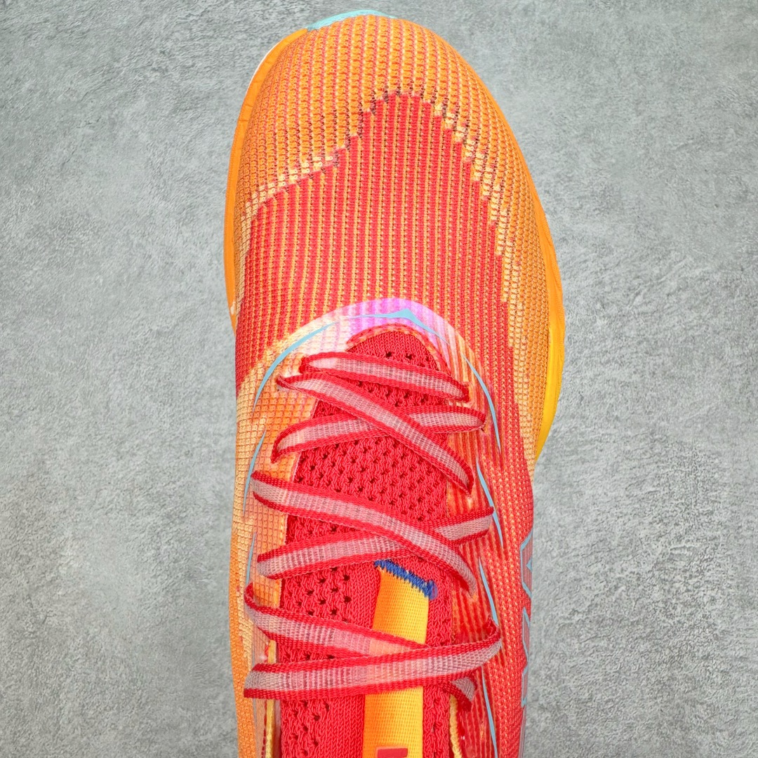 图片[4]-Hoka One One Cielo X 1 Low 天空X1代系列低帮厚底轻量休闲运动慢跑鞋 无论某家鞋厂新品一旦发售，在这之前都会会迎来多方面宣传推荐，近期HOKA推出了一款针对于精英跑者穿着的竞速跑鞋CIELO X1，却反其道而行之发起了跑者劝退挑战。何言劝退？简单来说，就是你没有一定的跑步能力与它适配，不要穿它！HOKA称 CIELO X1 是迄今为止路跑产品矩阵中能量反馈“最”强的新一代竞速跑鞋，以厚底缓震为制鞋核心，致力于助推精英跑者不断超越迈向速度巅峰，HOKA希望跑者能够安全开跑，跑得更稳、更远、更长久。HOKA CIELO X1 的命名来源，Cielo 在西班牙语中意为“天空”，X指的是带有碳纤维板的鞋子，你可以这么理解：这是一款能够带你快到飞起的竞速碳板跑鞋。外观整合HOKA 顶尖碳板技术、中底泡棉科技和几何学，设计符合自然步态的不对称鞋面和鞋底结构，专为精英跑者打造。以工程针织鞋面为基底，炫彩织纹和亮面薄膜更显未来科技感；不对称针织鞋舌设计搭配双空穿带设计的再生聚酯鞋带，可更好包裹双脚，穿脱更能一体化。后跟内侧设置加厚泡棉，整体楦型包覆贴合，不用担心磨脚后跟的问题同时也能更好地强化足跟杯稳定度。中底使用双层超临界PEBA泡棉，脚感更显软弹，内嵌HOKA全新翼状碳纤维板，让跑者在奔跑的同时就像踩在棉花一般柔软但因为强劲碳板的作用又能很快的跳起来，实现高效的动能回收。尺码：36 36.5 37.5 38 38.5 39 40 40.5 41 42 42.5 43 44 44.5 45-选品中心