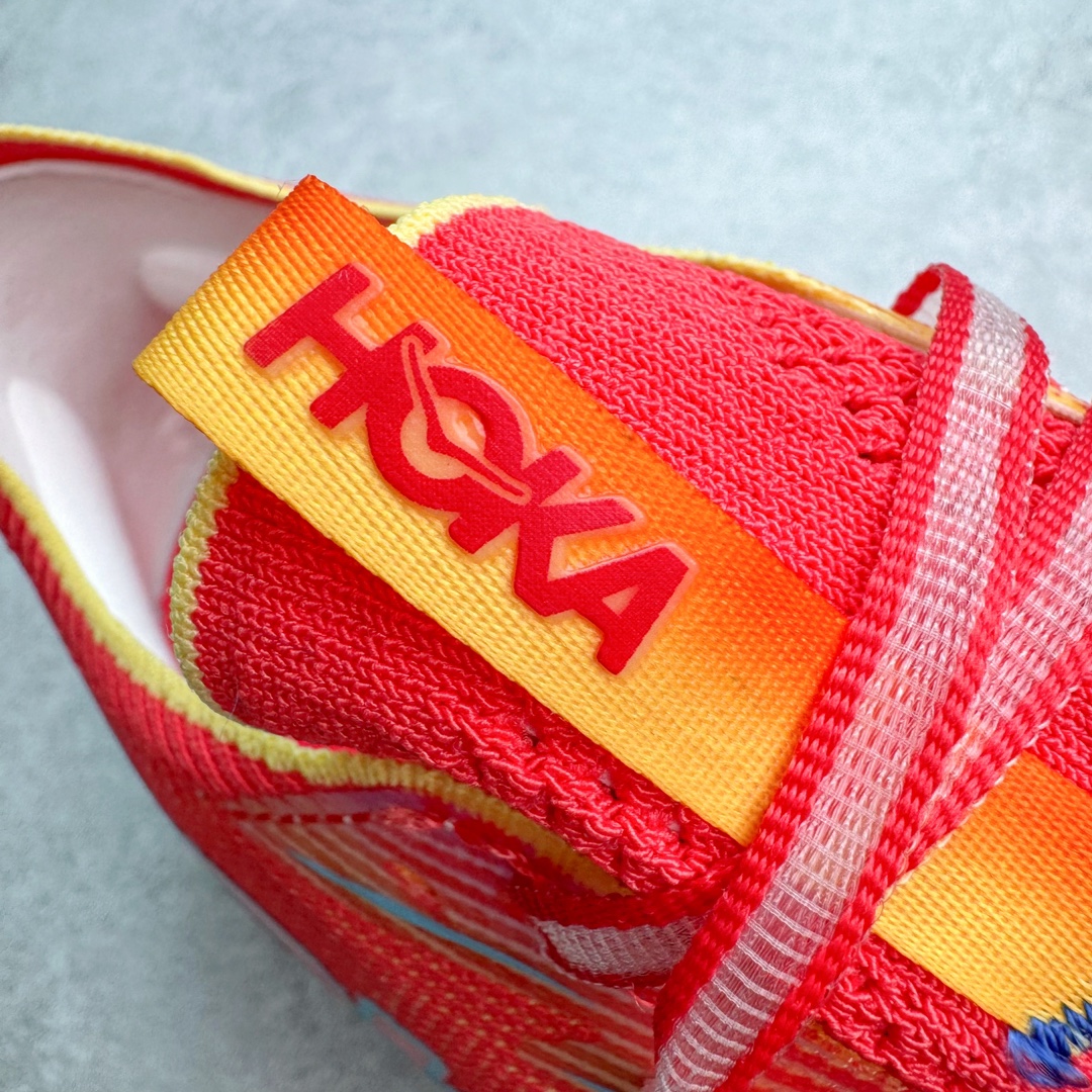 图片[12]-Hoka One One Cielo X 1 Low 天空X1代系列低帮厚底轻量休闲运动慢跑鞋 无论某家鞋厂新品一旦发售，在这之前都会会迎来多方面宣传推荐，近期HOKA推出了一款针对于精英跑者穿着的竞速跑鞋CIELO X1，却反其道而行之发起了跑者劝退挑战。何言劝退？简单来说，就是你没有一定的跑步能力与它适配，不要穿它！HOKA称 CIELO X1 是迄今为止路跑产品矩阵中能量反馈“最”强的新一代竞速跑鞋，以厚底缓震为制鞋核心，致力于助推精英跑者不断超越迈向速度巅峰，HOKA希望跑者能够安全开跑，跑得更稳、更远、更长久。HOKA CIELO X1 的命名来源，Cielo 在西班牙语中意为“天空”，X指的是带有碳纤维板的鞋子，你可以这么理解：这是一款能够带你快到飞起的竞速碳板跑鞋。外观整合HOKA 顶尖碳板技术、中底泡棉科技和几何学，设计符合自然步态的不对称鞋面和鞋底结构，专为精英跑者打造。以工程针织鞋面为基底，炫彩织纹和亮面薄膜更显未来科技感；不对称针织鞋舌设计搭配双空穿带设计的再生聚酯鞋带，可更好包裹双脚，穿脱更能一体化。后跟内侧设置加厚泡棉，整体楦型包覆贴合，不用担心磨脚后跟的问题同时也能更好地强化足跟杯稳定度。中底使用双层超临界PEBA泡棉，脚感更显软弹，内嵌HOKA全新翼状碳纤维板，让跑者在奔跑的同时就像踩在棉花一般柔软但因为强劲碳板的作用又能很快的跳起来，实现高效的动能回收。尺码：36 36.5 37.5 38 38.5 39 40 40.5 41 42 42.5 43 44 44.5 45-选品中心