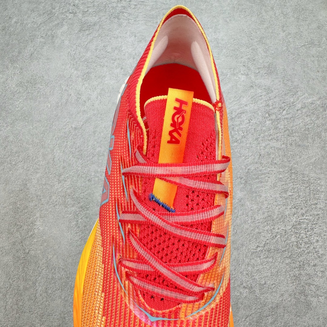 图片[5]-Hoka One One Cielo X 1 Low 天空X1代系列低帮厚底轻量休闲运动慢跑鞋 无论某家鞋厂新品一旦发售，在这之前都会会迎来多方面宣传推荐，近期HOKA推出了一款针对于精英跑者穿着的竞速跑鞋CIELO X1，却反其道而行之发起了跑者劝退挑战。何言劝退？简单来说，就是你没有一定的跑步能力与它适配，不要穿它！HOKA称 CIELO X1 是迄今为止路跑产品矩阵中能量反馈“最”强的新一代竞速跑鞋，以厚底缓震为制鞋核心，致力于助推精英跑者不断超越迈向速度巅峰，HOKA希望跑者能够安全开跑，跑得更稳、更远、更长久。HOKA CIELO X1 的命名来源，Cielo 在西班牙语中意为“天空”，X指的是带有碳纤维板的鞋子，你可以这么理解：这是一款能够带你快到飞起的竞速碳板跑鞋。外观整合HOKA 顶尖碳板技术、中底泡棉科技和几何学，设计符合自然步态的不对称鞋面和鞋底结构，专为精英跑者打造。以工程针织鞋面为基底，炫彩织纹和亮面薄膜更显未来科技感；不对称针织鞋舌设计搭配双空穿带设计的再生聚酯鞋带，可更好包裹双脚，穿脱更能一体化。后跟内侧设置加厚泡棉，整体楦型包覆贴合，不用担心磨脚后跟的问题同时也能更好地强化足跟杯稳定度。中底使用双层超临界PEBA泡棉，脚感更显软弹，内嵌HOKA全新翼状碳纤维板，让跑者在奔跑的同时就像踩在棉花一般柔软但因为强劲碳板的作用又能很快的跳起来，实现高效的动能回收。尺码：36 36.5 37.5 38 38.5 39 40 40.5 41 42 42.5 43 44 44.5 45-选品中心