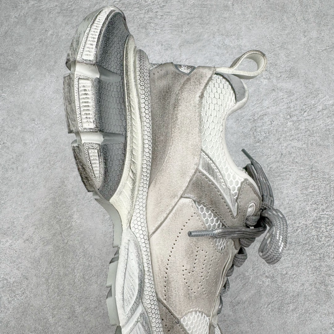 图片[6]-＃XA BALENCIAGA 3XL Sneakers 巴黎世家十代网布系带低帮走秀复古老爹鞋 全套原纸板楦头开发 最原汁原味的灵魂版型 全鞋荧光划线卡点 胶水把控整洁度追求极致完美 每一双都是工艺品 多重QC质检 超越公司货的品控标准 实实在在的免检产品 原盒原配 正确字体电绣 粗细、位置、大小正确 侧边TPU 透气孔匹配意产原版 正确分离大底 TPU软底 原版一致大底LOGO 立体感十足 原厂皮料水洗做旧 采购原厂网纱 不含皮革 网布材料和聚氨酯 磨损效果 鞋头边缘和后帮 Balenciaga 徽标 鞋面和后跟凸印尺码 鞋舌 3XL 橡胶品牌标识和反光细节 鞋帮拉袢和鞋舌拉祥 配反光细节 备用鞋带在鞋履前侧 可在穿着前取下 便于不同造型搭配 正常尺码 尺码：35 36 37 38 39 40 41 42 43 44 45 46-选品中心