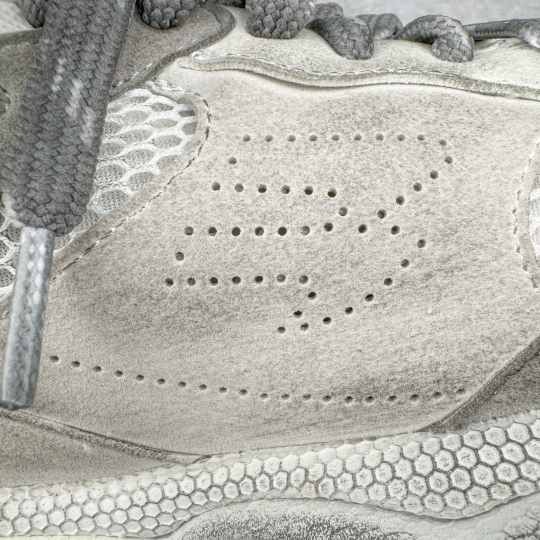 图片[16]-＃XA BALENCIAGA 3XL Sneakers 巴黎世家十代网布系带低帮走秀复古老爹鞋 全套原纸板楦头开发 最原汁原味的灵魂版型 全鞋荧光划线卡点 胶水把控整洁度追求极致完美 每一双都是工艺品 多重QC质检 超越公司货的品控标准 实实在在的免检产品 原盒原配 正确字体电绣 粗细、位置、大小正确 侧边TPU 透气孔匹配意产原版 正确分离大底 TPU软底 原版一致大底LOGO 立体感十足 原厂皮料水洗做旧 采购原厂网纱 不含皮革 网布材料和聚氨酯 磨损效果 鞋头边缘和后帮 Balenciaga 徽标 鞋面和后跟凸印尺码 鞋舌 3XL 橡胶品牌标识和反光细节 鞋帮拉袢和鞋舌拉祥 配反光细节 备用鞋带在鞋履前侧 可在穿着前取下 便于不同造型搭配 正常尺码 尺码：35 36 37 38 39 40 41 42 43 44 45 46-选品中心