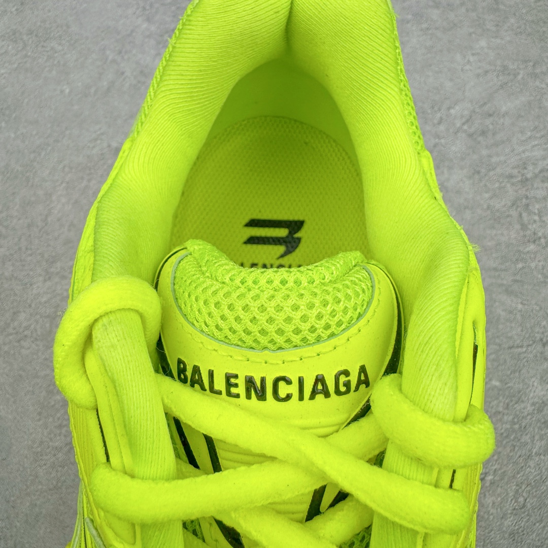 图片[12]-＃XA BALENCIAGA Defender Rubber Platform Sneakers 巴黎世家卫士系列低帮坦克履带轮胎鞋型越野户外增高厚底休闲运动慢跑鞋 男女鞋原楦原纸版开发版型 原版一致配件防尘袋及附送鞋带 1：1比例克重 全掌PU乳胶鞋垫及外观轻度磨损做旧效果 全新开发4层组合夸张轮胎花纹鞋底底部 • 不含皮革• 尼龙和网布材质• 磨损效果 • 夸张轮胎花纹鞋底 • 15毫米足弓 • 鞋舌凹印 Balenciaga 品牌标识 • 鞋头边缘和后帮凹印 Balenciaga 徽标和尺码 • 后帮拉袢 • 中国制造 • 用软布擦拭 材质：60%聚氨酯、28%聚酯纤维、12%尼龙 凭藉特殊外型风靡奢华运动鞋领域的 Balenciaga 在设计总监 Demna Gvasalia的职掌下 不乏吸睛作品 从 Triple S、Track 系列 到 X-Pander以及 Crocs 联名系列 今番再发布引人注目的鞋履 带来最新运动鞋款「Defender」该鞋款于 2022 春夏时装秀上首次曝光 在经典运动鞋基础上加以改造 利用坚固轮胎状单元打造具侵略性的巨大鞋底 立体凸起包覆四周 狂野外型堪称鞋界战车 透过材质比例的拿捏和单纯的用色 在鞋面采用相对柔和的设计 衬出鞋款亮点 偏大一码尺码：35/46-选品中心
