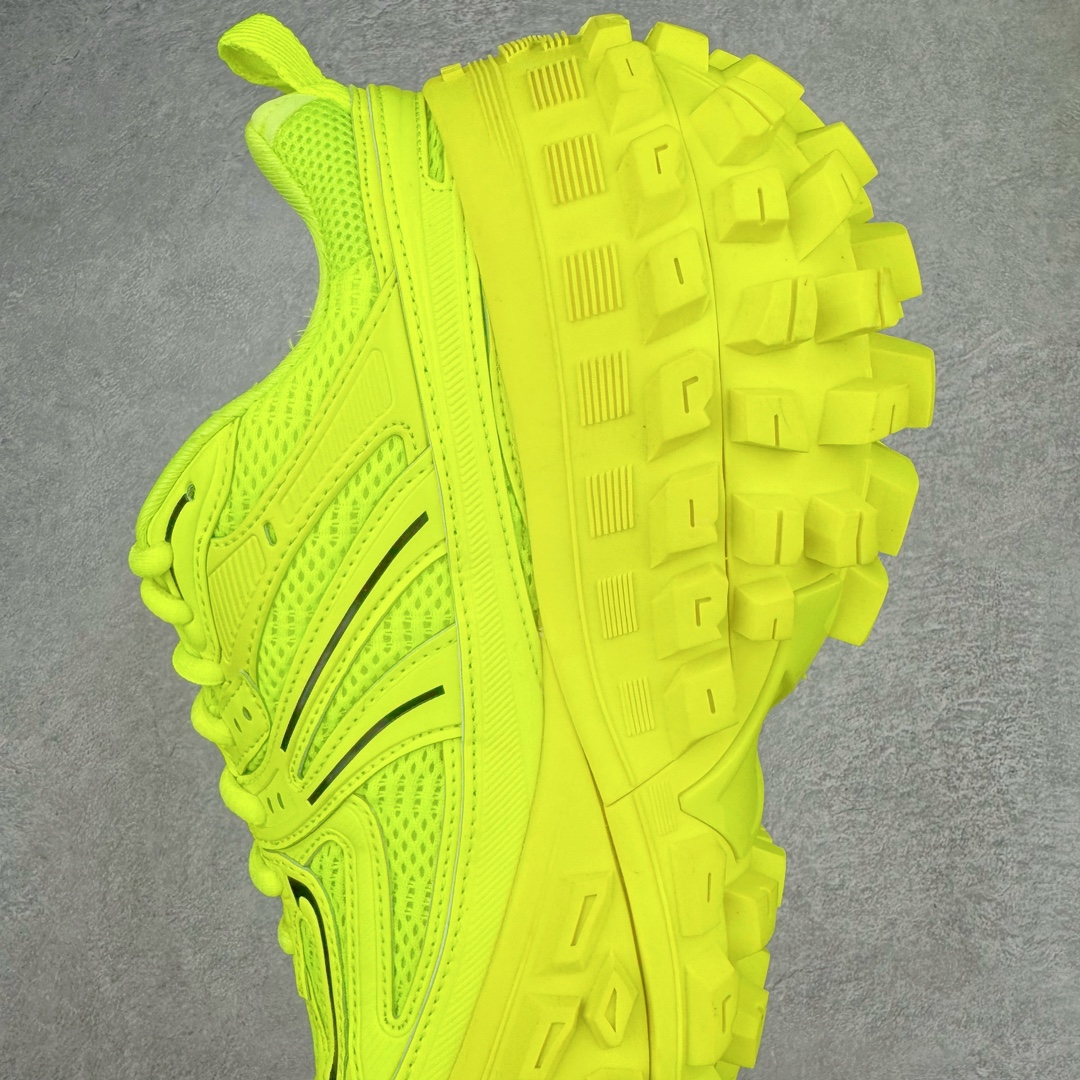 图片[7]-＃XA BALENCIAGA Defender Rubber Platform Sneakers 巴黎世家卫士系列低帮坦克履带轮胎鞋型越野户外增高厚底休闲运动慢跑鞋 男女鞋原楦原纸版开发版型 原版一致配件防尘袋及附送鞋带 1：1比例克重 全掌PU乳胶鞋垫及外观轻度磨损做旧效果 全新开发4层组合夸张轮胎花纹鞋底底部 • 不含皮革• 尼龙和网布材质• 磨损效果 • 夸张轮胎花纹鞋底 • 15毫米足弓 • 鞋舌凹印 Balenciaga 品牌标识 • 鞋头边缘和后帮凹印 Balenciaga 徽标和尺码 • 后帮拉袢 • 中国制造 • 用软布擦拭 材质：60%聚氨酯、28%聚酯纤维、12%尼龙 凭藉特殊外型风靡奢华运动鞋领域的 Balenciaga 在设计总监 Demna Gvasalia的职掌下 不乏吸睛作品 从 Triple S、Track 系列 到 X-Pander以及 Crocs 联名系列 今番再发布引人注目的鞋履 带来最新运动鞋款「Defender」该鞋款于 2022 春夏时装秀上首次曝光 在经典运动鞋基础上加以改造 利用坚固轮胎状单元打造具侵略性的巨大鞋底 立体凸起包覆四周 狂野外型堪称鞋界战车 透过材质比例的拿捏和单纯的用色 在鞋面采用相对柔和的设计 衬出鞋款亮点 偏大一码尺码：35/46-选品中心