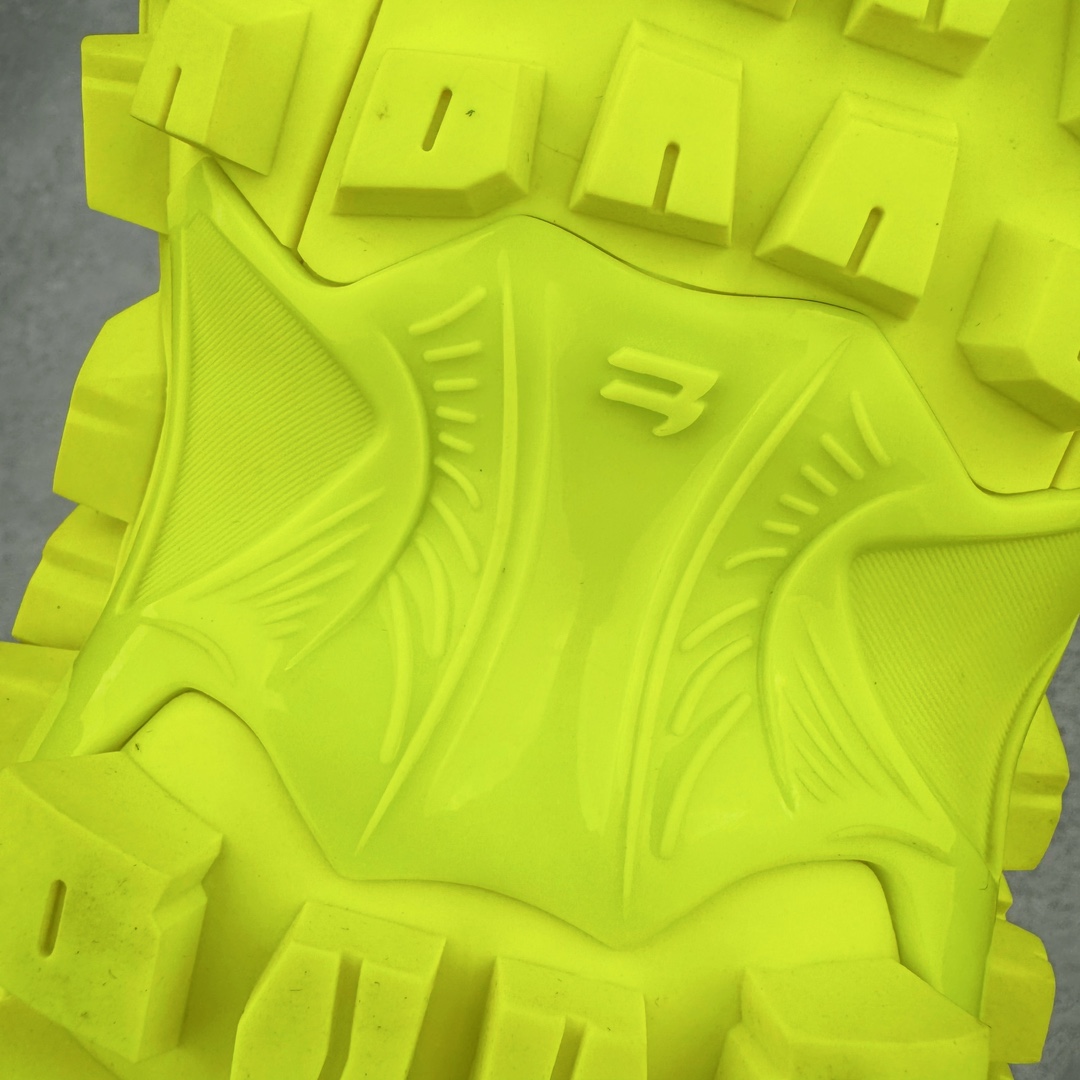 图片[16]-＃XA BALENCIAGA Defender Rubber Platform Sneakers 巴黎世家卫士系列低帮坦克履带轮胎鞋型越野户外增高厚底休闲运动慢跑鞋 男女鞋原楦原纸版开发版型 原版一致配件防尘袋及附送鞋带 1：1比例克重 全掌PU乳胶鞋垫及外观轻度磨损做旧效果 全新开发4层组合夸张轮胎花纹鞋底底部 • 不含皮革• 尼龙和网布材质• 磨损效果 • 夸张轮胎花纹鞋底 • 15毫米足弓 • 鞋舌凹印 Balenciaga 品牌标识 • 鞋头边缘和后帮凹印 Balenciaga 徽标和尺码 • 后帮拉袢 • 中国制造 • 用软布擦拭 材质：60%聚氨酯、28%聚酯纤维、12%尼龙 凭藉特殊外型风靡奢华运动鞋领域的 Balenciaga 在设计总监 Demna Gvasalia的职掌下 不乏吸睛作品 从 Triple S、Track 系列 到 X-Pander以及 Crocs 联名系列 今番再发布引人注目的鞋履 带来最新运动鞋款「Defender」该鞋款于 2022 春夏时装秀上首次曝光 在经典运动鞋基础上加以改造 利用坚固轮胎状单元打造具侵略性的巨大鞋底 立体凸起包覆四周 狂野外型堪称鞋界战车 透过材质比例的拿捏和单纯的用色 在鞋面采用相对柔和的设计 衬出鞋款亮点 偏大一码尺码：35/46-选品中心