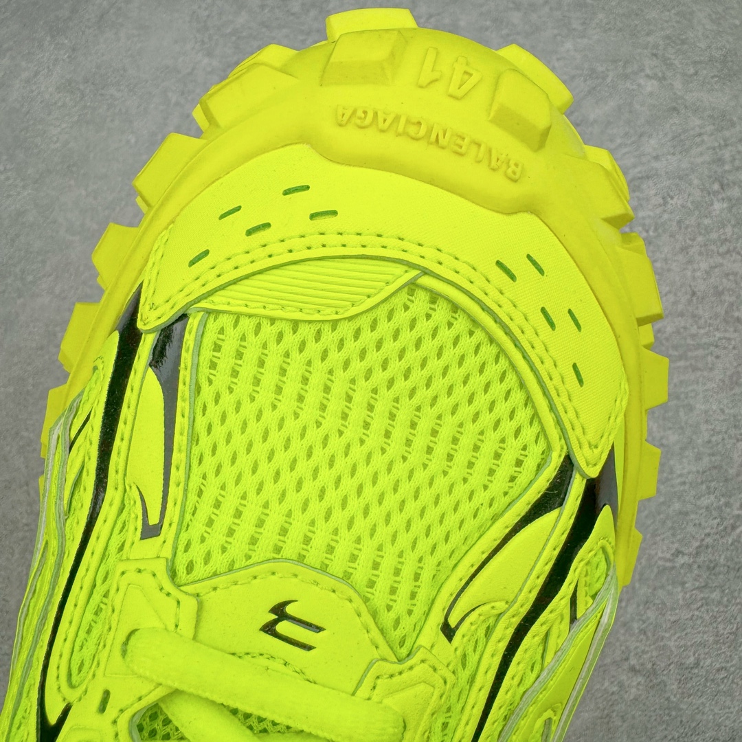 图片[14]-＃XA BALENCIAGA Defender Rubber Platform Sneakers 巴黎世家卫士系列低帮坦克履带轮胎鞋型越野户外增高厚底休闲运动慢跑鞋 男女鞋原楦原纸版开发版型 原版一致配件防尘袋及附送鞋带 1：1比例克重 全掌PU乳胶鞋垫及外观轻度磨损做旧效果 全新开发4层组合夸张轮胎花纹鞋底底部 • 不含皮革• 尼龙和网布材质• 磨损效果 • 夸张轮胎花纹鞋底 • 15毫米足弓 • 鞋舌凹印 Balenciaga 品牌标识 • 鞋头边缘和后帮凹印 Balenciaga 徽标和尺码 • 后帮拉袢 • 中国制造 • 用软布擦拭 材质：60%聚氨酯、28%聚酯纤维、12%尼龙 凭藉特殊外型风靡奢华运动鞋领域的 Balenciaga 在设计总监 Demna Gvasalia的职掌下 不乏吸睛作品 从 Triple S、Track 系列 到 X-Pander以及 Crocs 联名系列 今番再发布引人注目的鞋履 带来最新运动鞋款「Defender」该鞋款于 2022 春夏时装秀上首次曝光 在经典运动鞋基础上加以改造 利用坚固轮胎状单元打造具侵略性的巨大鞋底 立体凸起包覆四周 狂野外型堪称鞋界战车 透过材质比例的拿捏和单纯的用色 在鞋面采用相对柔和的设计 衬出鞋款亮点 偏大一码尺码：35/46-选品中心
