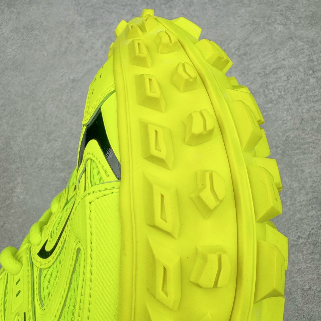 图片[15]-＃XA BALENCIAGA Defender Rubber Platform Sneakers 巴黎世家卫士系列低帮坦克履带轮胎鞋型越野户外增高厚底休闲运动慢跑鞋 男女鞋原楦原纸版开发版型 原版一致配件防尘袋及附送鞋带 1：1比例克重 全掌PU乳胶鞋垫及外观轻度磨损做旧效果 全新开发4层组合夸张轮胎花纹鞋底底部 • 不含皮革• 尼龙和网布材质• 磨损效果 • 夸张轮胎花纹鞋底 • 15毫米足弓 • 鞋舌凹印 Balenciaga 品牌标识 • 鞋头边缘和后帮凹印 Balenciaga 徽标和尺码 • 后帮拉袢 • 中国制造 • 用软布擦拭 材质：60%聚氨酯、28%聚酯纤维、12%尼龙 凭藉特殊外型风靡奢华运动鞋领域的 Balenciaga 在设计总监 Demna Gvasalia的职掌下 不乏吸睛作品 从 Triple S、Track 系列 到 X-Pander以及 Crocs 联名系列 今番再发布引人注目的鞋履 带来最新运动鞋款「Defender」该鞋款于 2022 春夏时装秀上首次曝光 在经典运动鞋基础上加以改造 利用坚固轮胎状单元打造具侵略性的巨大鞋底 立体凸起包覆四周 狂野外型堪称鞋界战车 透过材质比例的拿捏和单纯的用色 在鞋面采用相对柔和的设计 衬出鞋款亮点 偏大一码尺码：35/46-选品中心