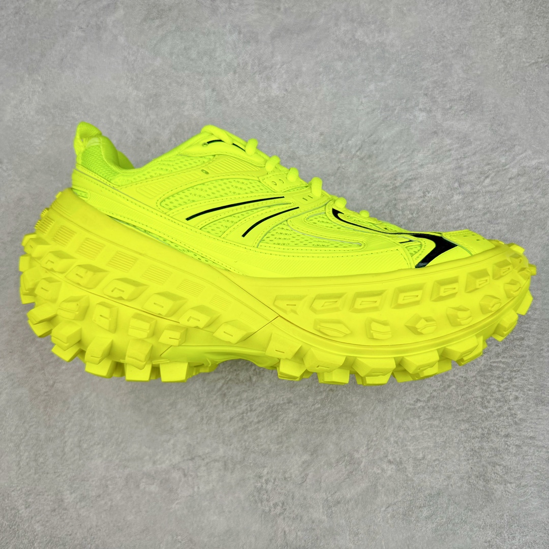 ＃XA BALENCIAGA Defender Rubber Platform Sneakers 巴黎世家卫士系列低帮坦克履带轮胎鞋型越野户外增高厚底休闲运动慢跑鞋 男女鞋原楦原纸版开发版型 原版一致配件防尘袋及附送鞋带 1：1比例克重 全掌PU乳胶鞋垫及外观轻度磨损做旧效果 全新开发4层组合夸张轮胎花纹鞋底底部 • 不含皮革• 尼龙和网布材质• 磨损效果 • 夸张轮胎花纹鞋底 • 15毫米足弓 • 鞋舌凹印 Balenciaga 品牌标识 • 鞋头边缘和后帮凹印 Balenciaga 徽标和尺码 • 后帮拉袢 • 中国制造 • 用软布擦拭 材质：60%聚氨酯、28%聚酯纤维、12%尼龙 凭藉特殊外型风靡奢华运动鞋领域的 Balenciaga 在设计总监 Demna Gvasalia的职掌下 不乏吸睛作品 从 Triple S、Track 系列 到 X-Pander以及 Crocs 联名系列 今番再发布引人注目的鞋履 带来最新运动鞋款「Defender」该鞋款于 2022 春夏时装秀上首次曝光 在经典运动鞋基础上加以改造 利用坚固轮胎状单元打造具侵略性的巨大鞋底 立体凸起包覆四周 狂野外型堪称鞋界战车 透过材质比例的拿捏和单纯的用色 在鞋面采用相对柔和的设计 衬出鞋款亮点 偏大一码尺码：35/46-选品中心