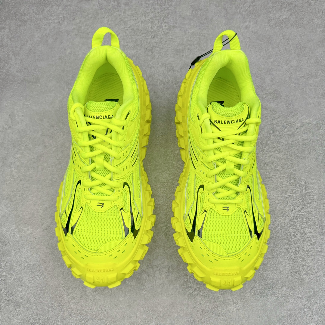 图片[2]-＃XA BALENCIAGA Defender Rubber Platform Sneakers 巴黎世家卫士系列低帮坦克履带轮胎鞋型越野户外增高厚底休闲运动慢跑鞋 男女鞋原楦原纸版开发版型 原版一致配件防尘袋及附送鞋带 1：1比例克重 全掌PU乳胶鞋垫及外观轻度磨损做旧效果 全新开发4层组合夸张轮胎花纹鞋底底部 • 不含皮革• 尼龙和网布材质• 磨损效果 • 夸张轮胎花纹鞋底 • 15毫米足弓 • 鞋舌凹印 Balenciaga 品牌标识 • 鞋头边缘和后帮凹印 Balenciaga 徽标和尺码 • 后帮拉袢 • 中国制造 • 用软布擦拭 材质：60%聚氨酯、28%聚酯纤维、12%尼龙 凭藉特殊外型风靡奢华运动鞋领域的 Balenciaga 在设计总监 Demna Gvasalia的职掌下 不乏吸睛作品 从 Triple S、Track 系列 到 X-Pander以及 Crocs 联名系列 今番再发布引人注目的鞋履 带来最新运动鞋款「Defender」该鞋款于 2022 春夏时装秀上首次曝光 在经典运动鞋基础上加以改造 利用坚固轮胎状单元打造具侵略性的巨大鞋底 立体凸起包覆四周 狂野外型堪称鞋界战车 透过材质比例的拿捏和单纯的用色 在鞋面采用相对柔和的设计 衬出鞋款亮点 偏大一码尺码：35/46-选品中心