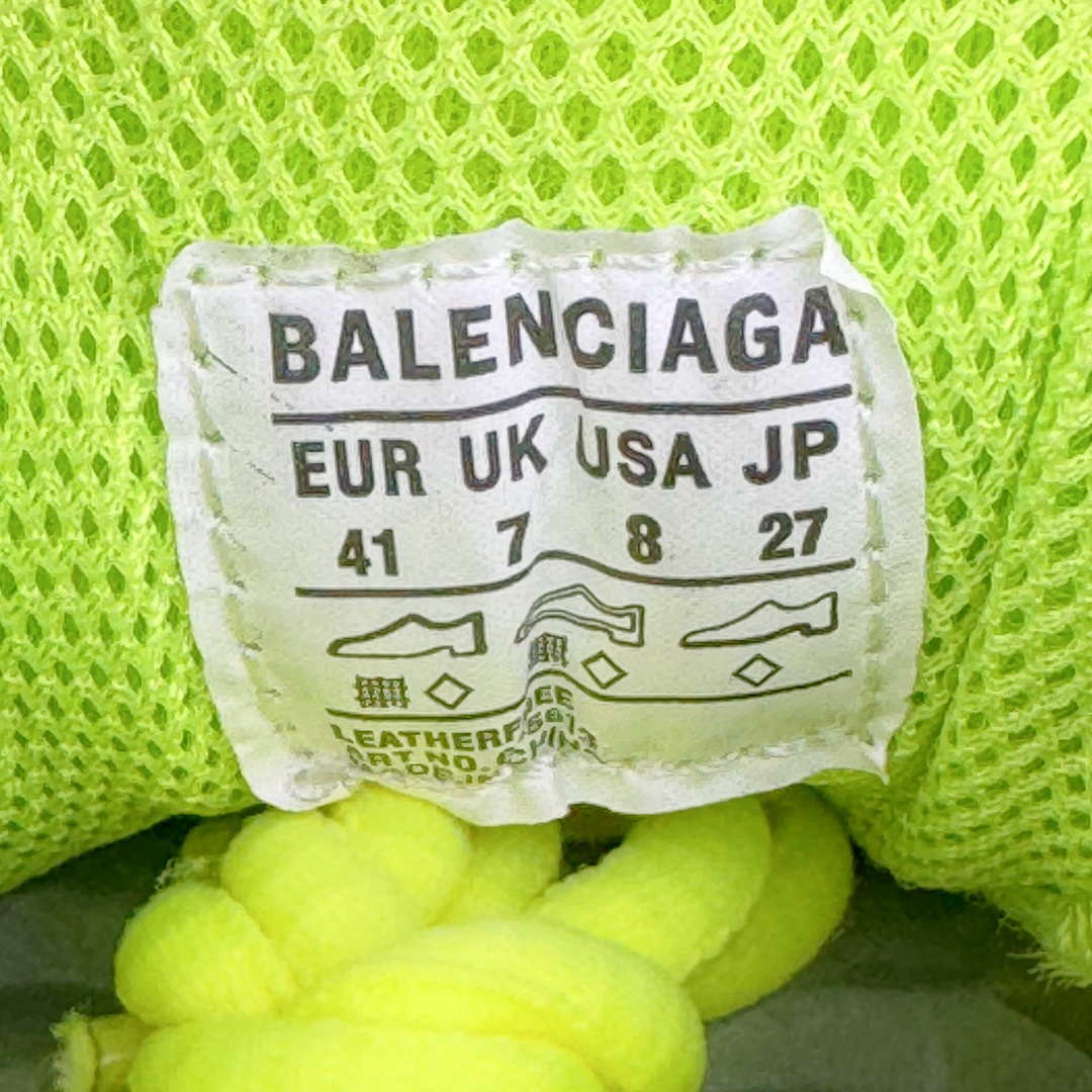 图片[10]-＃XA BALENCIAGA Defender Rubber Platform Sneakers 巴黎世家卫士系列低帮坦克履带轮胎鞋型越野户外增高厚底休闲运动慢跑鞋 男女鞋原楦原纸版开发版型 原版一致配件防尘袋及附送鞋带 1：1比例克重 全掌PU乳胶鞋垫及外观轻度磨损做旧效果 全新开发4层组合夸张轮胎花纹鞋底底部 • 不含皮革• 尼龙和网布材质• 磨损效果 • 夸张轮胎花纹鞋底 • 15毫米足弓 • 鞋舌凹印 Balenciaga 品牌标识 • 鞋头边缘和后帮凹印 Balenciaga 徽标和尺码 • 后帮拉袢 • 中国制造 • 用软布擦拭 材质：60%聚氨酯、28%聚酯纤维、12%尼龙 凭藉特殊外型风靡奢华运动鞋领域的 Balenciaga 在设计总监 Demna Gvasalia的职掌下 不乏吸睛作品 从 Triple S、Track 系列 到 X-Pander以及 Crocs 联名系列 今番再发布引人注目的鞋履 带来最新运动鞋款「Defender」该鞋款于 2022 春夏时装秀上首次曝光 在经典运动鞋基础上加以改造 利用坚固轮胎状单元打造具侵略性的巨大鞋底 立体凸起包覆四周 狂野外型堪称鞋界战车 透过材质比例的拿捏和单纯的用色 在鞋面采用相对柔和的设计 衬出鞋款亮点 偏大一码尺码：35/46-选品中心