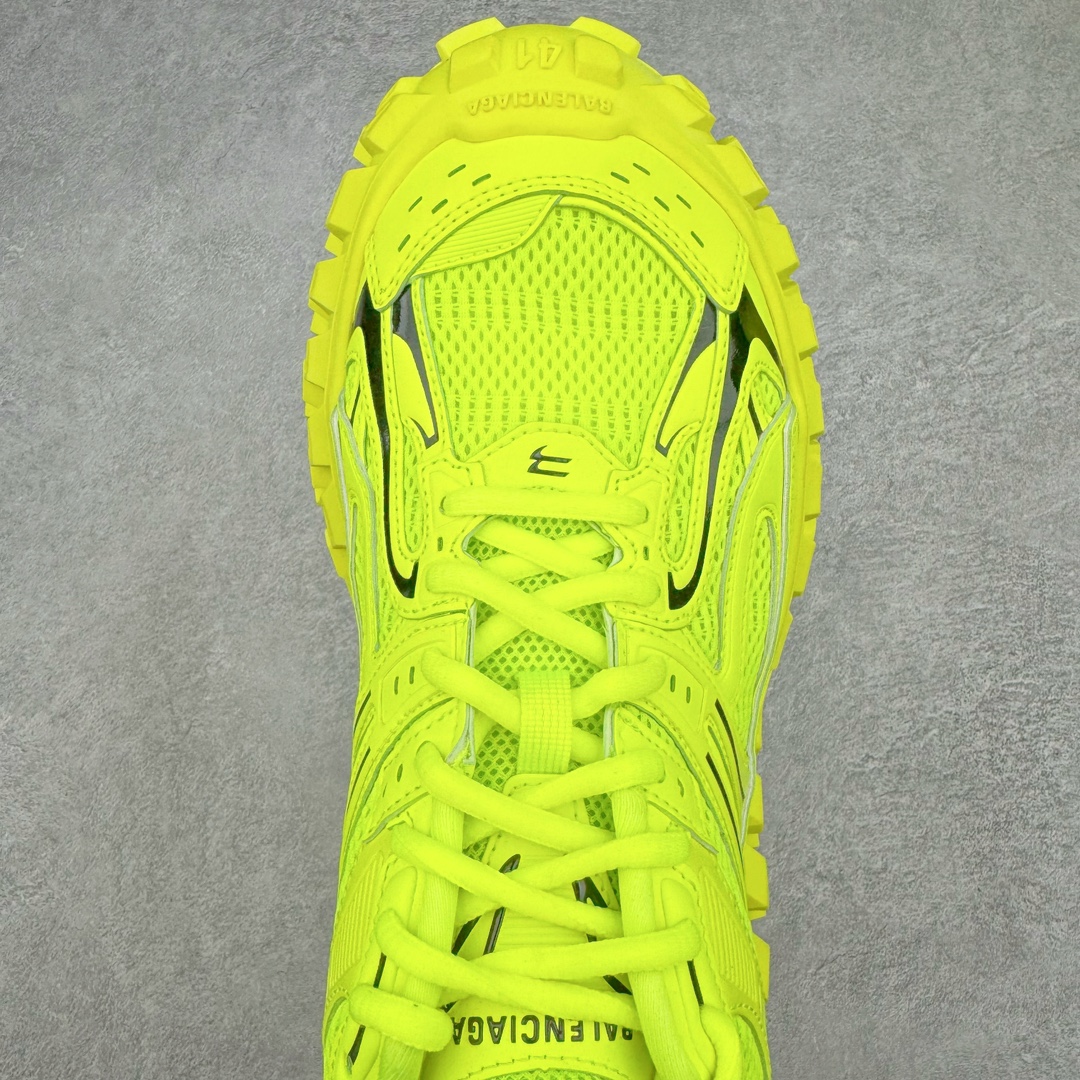 图片[4]-＃XA BALENCIAGA Defender Rubber Platform Sneakers 巴黎世家卫士系列低帮坦克履带轮胎鞋型越野户外增高厚底休闲运动慢跑鞋 男女鞋原楦原纸版开发版型 原版一致配件防尘袋及附送鞋带 1：1比例克重 全掌PU乳胶鞋垫及外观轻度磨损做旧效果 全新开发4层组合夸张轮胎花纹鞋底底部 • 不含皮革• 尼龙和网布材质• 磨损效果 • 夸张轮胎花纹鞋底 • 15毫米足弓 • 鞋舌凹印 Balenciaga 品牌标识 • 鞋头边缘和后帮凹印 Balenciaga 徽标和尺码 • 后帮拉袢 • 中国制造 • 用软布擦拭 材质：60%聚氨酯、28%聚酯纤维、12%尼龙 凭藉特殊外型风靡奢华运动鞋领域的 Balenciaga 在设计总监 Demna Gvasalia的职掌下 不乏吸睛作品 从 Triple S、Track 系列 到 X-Pander以及 Crocs 联名系列 今番再发布引人注目的鞋履 带来最新运动鞋款「Defender」该鞋款于 2022 春夏时装秀上首次曝光 在经典运动鞋基础上加以改造 利用坚固轮胎状单元打造具侵略性的巨大鞋底 立体凸起包覆四周 狂野外型堪称鞋界战车 透过材质比例的拿捏和单纯的用色 在鞋面采用相对柔和的设计 衬出鞋款亮点 偏大一码尺码：35/46-选品中心