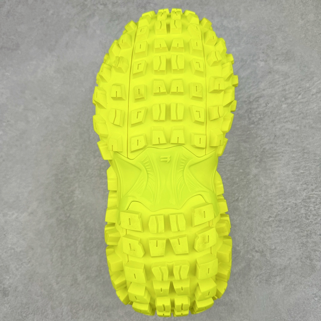 图片[9]-＃XA BALENCIAGA Defender Rubber Platform Sneakers 巴黎世家卫士系列低帮坦克履带轮胎鞋型越野户外增高厚底休闲运动慢跑鞋 男女鞋原楦原纸版开发版型 原版一致配件防尘袋及附送鞋带 1：1比例克重 全掌PU乳胶鞋垫及外观轻度磨损做旧效果 全新开发4层组合夸张轮胎花纹鞋底底部 • 不含皮革• 尼龙和网布材质• 磨损效果 • 夸张轮胎花纹鞋底 • 15毫米足弓 • 鞋舌凹印 Balenciaga 品牌标识 • 鞋头边缘和后帮凹印 Balenciaga 徽标和尺码 • 后帮拉袢 • 中国制造 • 用软布擦拭 材质：60%聚氨酯、28%聚酯纤维、12%尼龙 凭藉特殊外型风靡奢华运动鞋领域的 Balenciaga 在设计总监 Demna Gvasalia的职掌下 不乏吸睛作品 从 Triple S、Track 系列 到 X-Pander以及 Crocs 联名系列 今番再发布引人注目的鞋履 带来最新运动鞋款「Defender」该鞋款于 2022 春夏时装秀上首次曝光 在经典运动鞋基础上加以改造 利用坚固轮胎状单元打造具侵略性的巨大鞋底 立体凸起包覆四周 狂野外型堪称鞋界战车 透过材质比例的拿捏和单纯的用色 在鞋面采用相对柔和的设计 衬出鞋款亮点 偏大一码尺码：35/46-选品中心