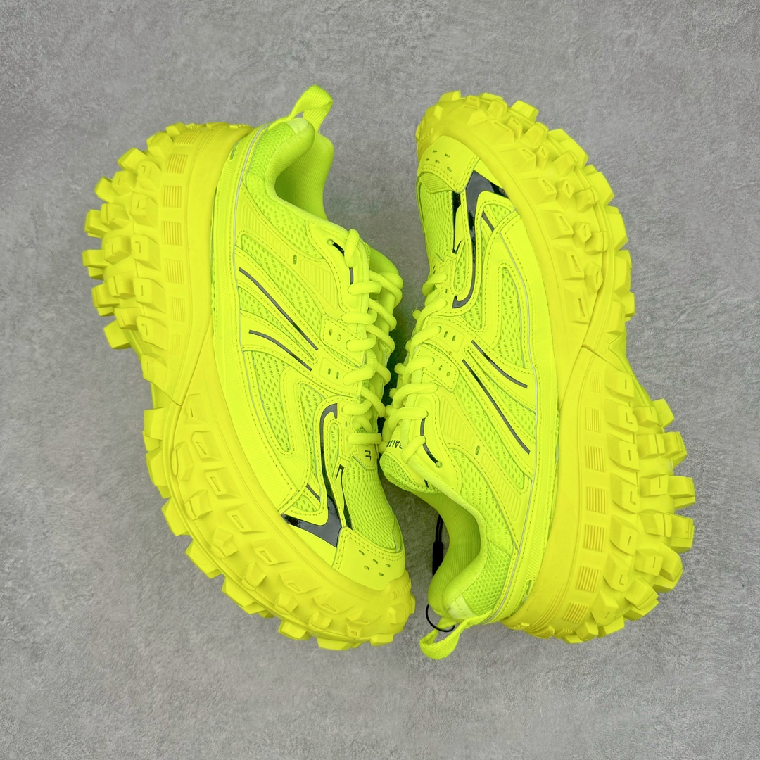 图片[3]-＃XA BALENCIAGA Defender Rubber Platform Sneakers 巴黎世家卫士系列低帮坦克履带轮胎鞋型越野户外增高厚底休闲运动慢跑鞋 男女鞋原楦原纸版开发版型 原版一致配件防尘袋及附送鞋带 1：1比例克重 全掌PU乳胶鞋垫及外观轻度磨损做旧效果 全新开发4层组合夸张轮胎花纹鞋底底部 • 不含皮革• 尼龙和网布材质• 磨损效果 • 夸张轮胎花纹鞋底 • 15毫米足弓 • 鞋舌凹印 Balenciaga 品牌标识 • 鞋头边缘和后帮凹印 Balenciaga 徽标和尺码 • 后帮拉袢 • 中国制造 • 用软布擦拭 材质：60%聚氨酯、28%聚酯纤维、12%尼龙 凭藉特殊外型风靡奢华运动鞋领域的 Balenciaga 在设计总监 Demna Gvasalia的职掌下 不乏吸睛作品 从 Triple S、Track 系列 到 X-Pander以及 Crocs 联名系列 今番再发布引人注目的鞋履 带来最新运动鞋款「Defender」该鞋款于 2022 春夏时装秀上首次曝光 在经典运动鞋基础上加以改造 利用坚固轮胎状单元打造具侵略性的巨大鞋底 立体凸起包覆四周 狂野外型堪称鞋界战车 透过材质比例的拿捏和单纯的用色 在鞋面采用相对柔和的设计 衬出鞋款亮点 偏大一码尺码：35/46-选品中心
