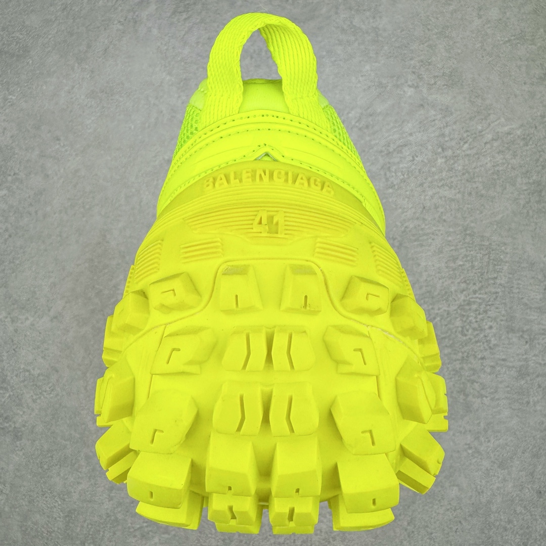 图片[8]-＃XA BALENCIAGA Defender Rubber Platform Sneakers 巴黎世家卫士系列低帮坦克履带轮胎鞋型越野户外增高厚底休闲运动慢跑鞋 男女鞋原楦原纸版开发版型 原版一致配件防尘袋及附送鞋带 1：1比例克重 全掌PU乳胶鞋垫及外观轻度磨损做旧效果 全新开发4层组合夸张轮胎花纹鞋底底部 • 不含皮革• 尼龙和网布材质• 磨损效果 • 夸张轮胎花纹鞋底 • 15毫米足弓 • 鞋舌凹印 Balenciaga 品牌标识 • 鞋头边缘和后帮凹印 Balenciaga 徽标和尺码 • 后帮拉袢 • 中国制造 • 用软布擦拭 材质：60%聚氨酯、28%聚酯纤维、12%尼龙 凭藉特殊外型风靡奢华运动鞋领域的 Balenciaga 在设计总监 Demna Gvasalia的职掌下 不乏吸睛作品 从 Triple S、Track 系列 到 X-Pander以及 Crocs 联名系列 今番再发布引人注目的鞋履 带来最新运动鞋款「Defender」该鞋款于 2022 春夏时装秀上首次曝光 在经典运动鞋基础上加以改造 利用坚固轮胎状单元打造具侵略性的巨大鞋底 立体凸起包覆四周 狂野外型堪称鞋界战车 透过材质比例的拿捏和单纯的用色 在鞋面采用相对柔和的设计 衬出鞋款亮点 偏大一码尺码：35/46-选品中心